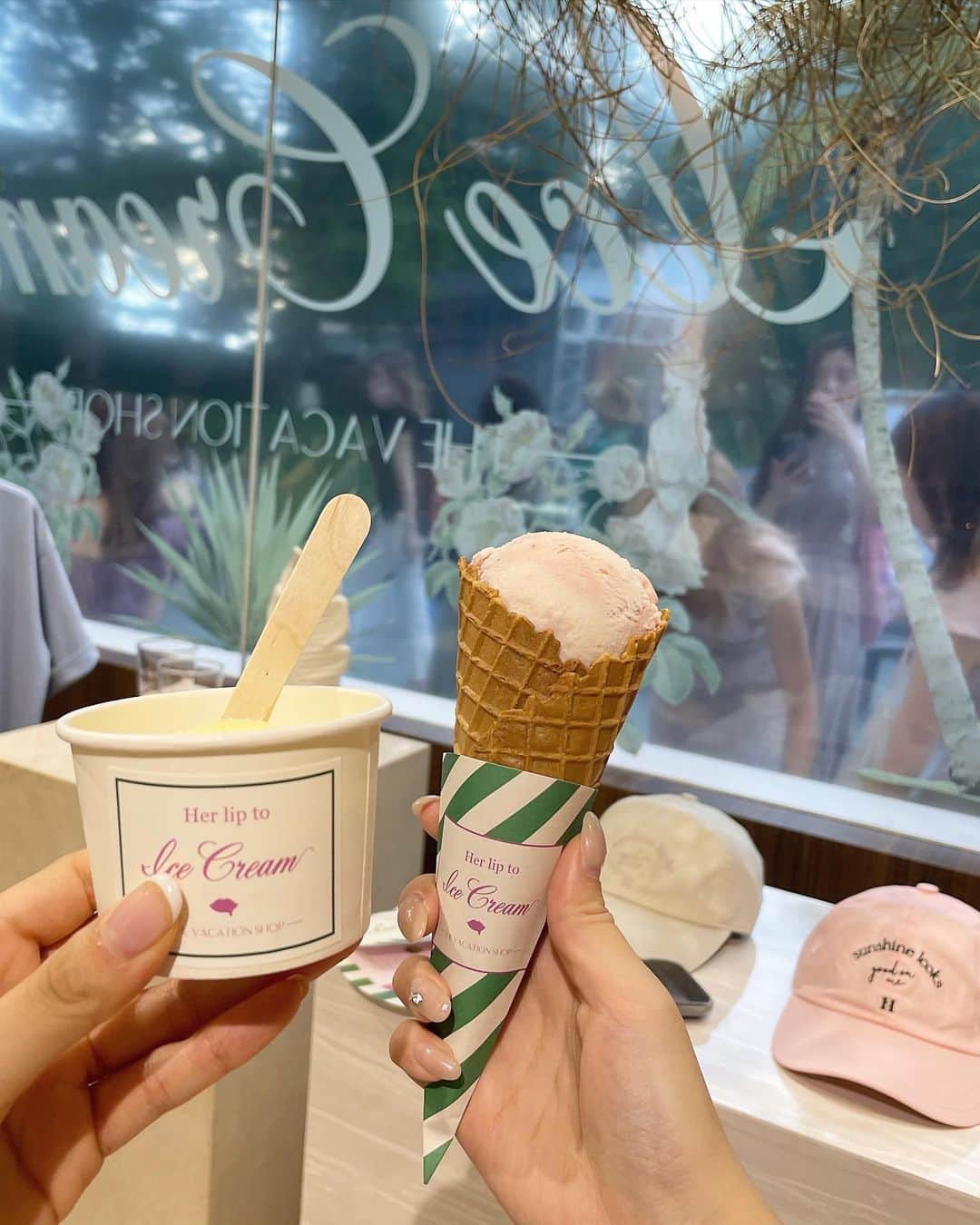 伊藤小春のインスタグラム：「herliptoアイス🍨🌺 ⁡ ⁡ 大学のこととか忙しくて投稿滞っちゃってた〜泣 8月はたくさん更新したい！👊🏻 ⁡ ⁡ ⁡ ⁡ #herlipto#houseofherme #snidel#スナイデル」