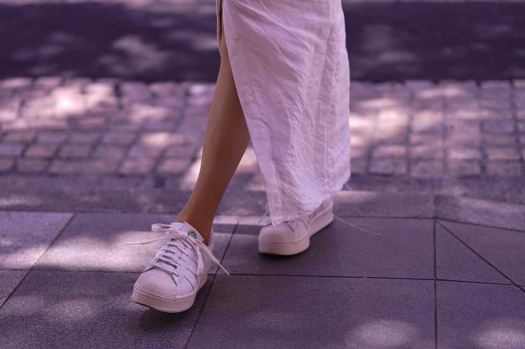 芝彰子さんのインスタグラム写真 - (芝彰子Instagram)「👟🤍🌻  白いスニーカーと私  . .  episode❶  #sneaker #adidas #SUPERSTAR #CleanClassics #スニーカーと私 #白いスニーカー」8月7日 20時31分 - akiaki1221
