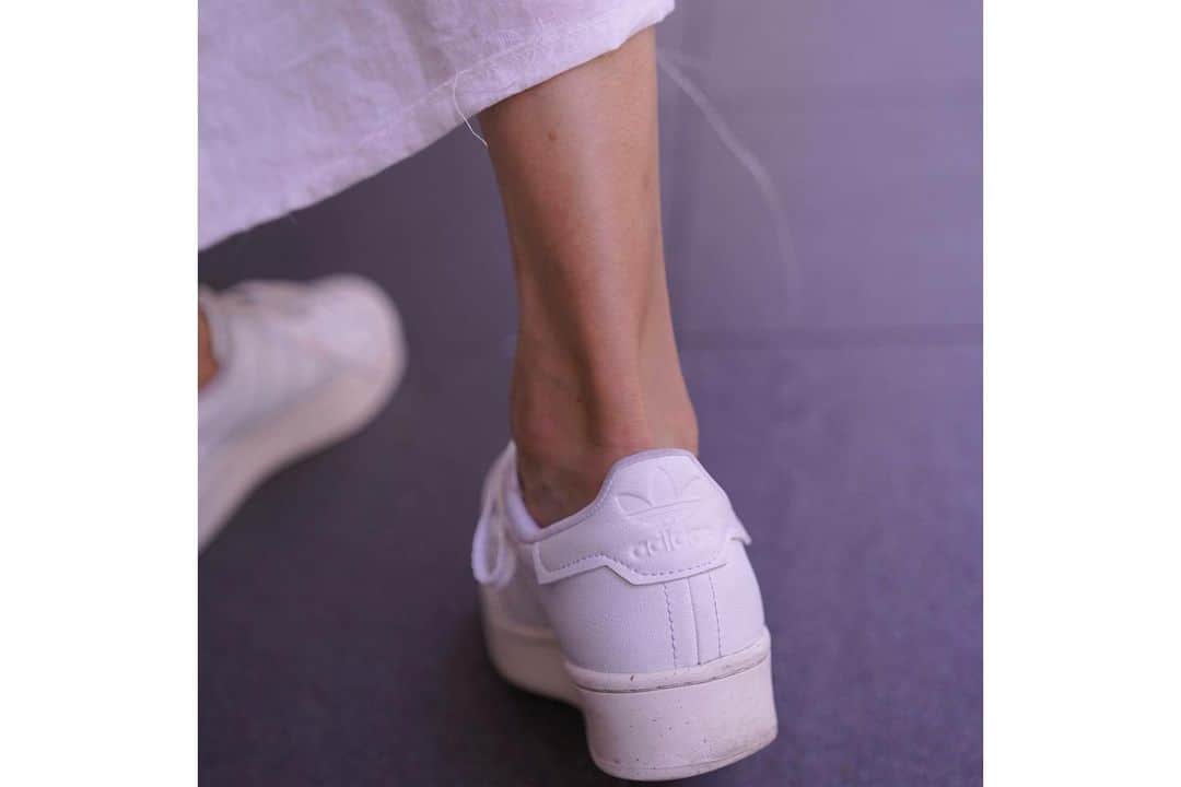 芝彰子さんのインスタグラム写真 - (芝彰子Instagram)「👟🤍🌻  白いスニーカーと私  . .  episode❶  #sneaker #adidas #SUPERSTAR #CleanClassics #スニーカーと私 #白いスニーカー」8月7日 20時31分 - akiaki1221