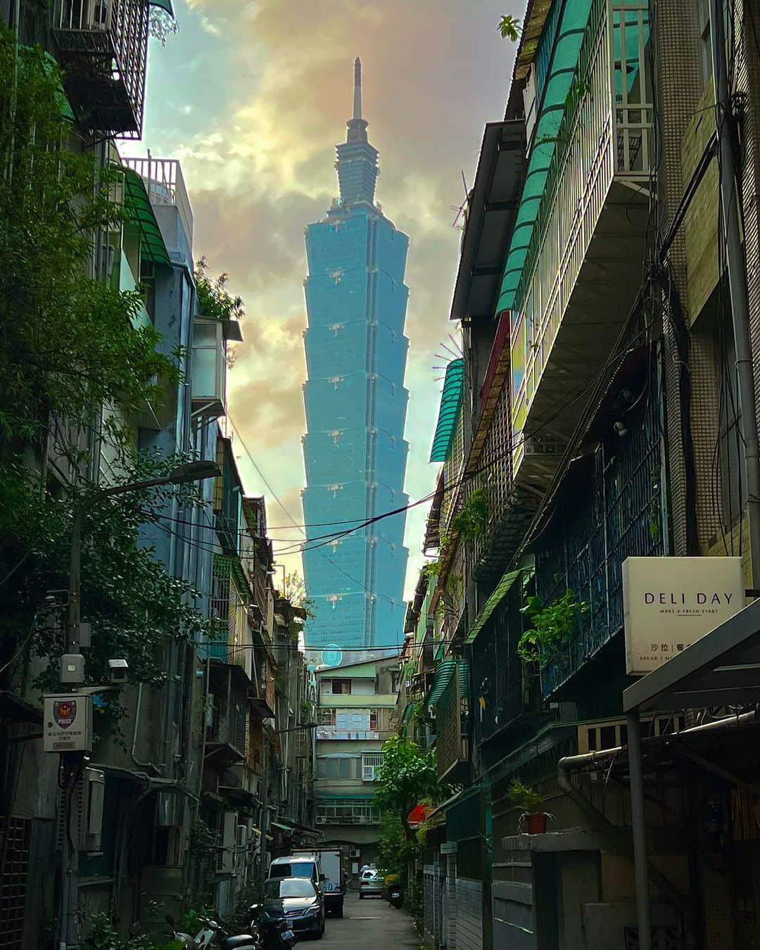 ルーク・エヴァンズのインスタグラム：「A very unique view, in a tiny street in Taipéi 💚」