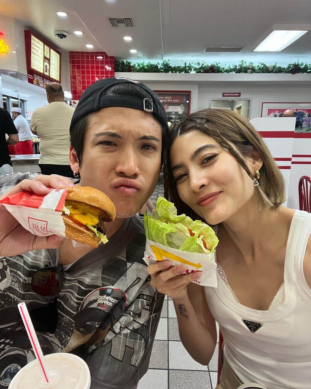マギー・ラースリー・バーレンシエガーのインスタグラム：「Our high school vibe trip photo dump 🤣🍔 🖊️🛒✊🏻🖐🏻😴💤」
