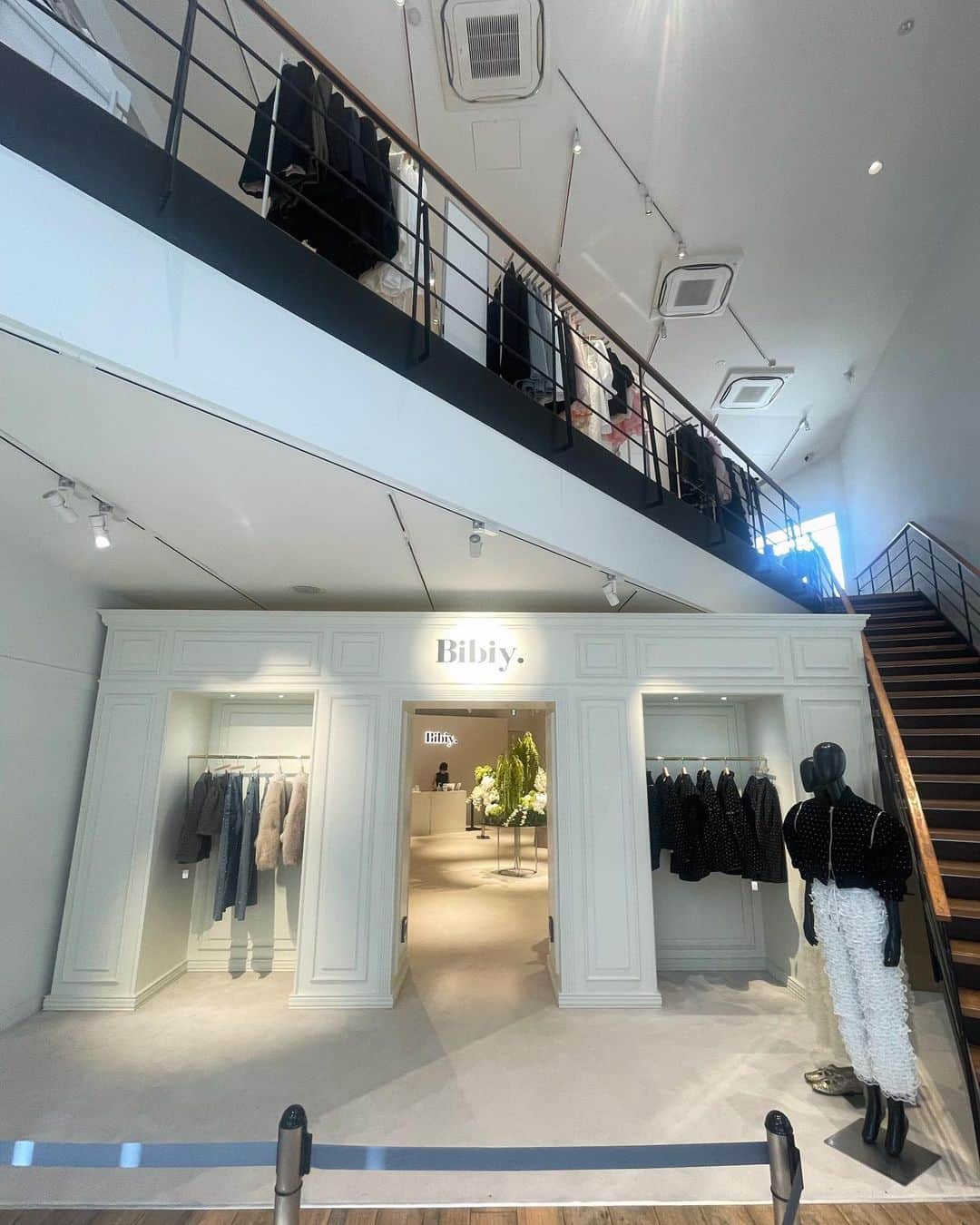 のインスタグラム：「B.BOUTIQUE OPEN🥼🌅🎀 Bibiy.ストアをようやく完成。と思いきや明日でクローズ。 期間限定かつ世界観が込められたスペシャルなイベントも明日で最後となります。🥲🥲✨ 予約で埋まっていましたが、明日はフリー入場ですので是非皆様お越しくださいませ🤎 店頭でのコーディネートもほろほろっとUPしていきます🌼」