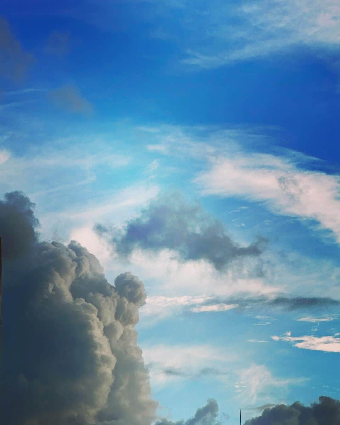 香坂みゆきさんのインスタグラム写真 - (香坂みゆきInstagram)「今日の夕方6時ごろの空 青空とグレーのもくもく雲で なんか出てきそうだった😅  #空  #夏雲  #夏空  #お天気  #❤️」8月7日 20時25分 - miyuky__way