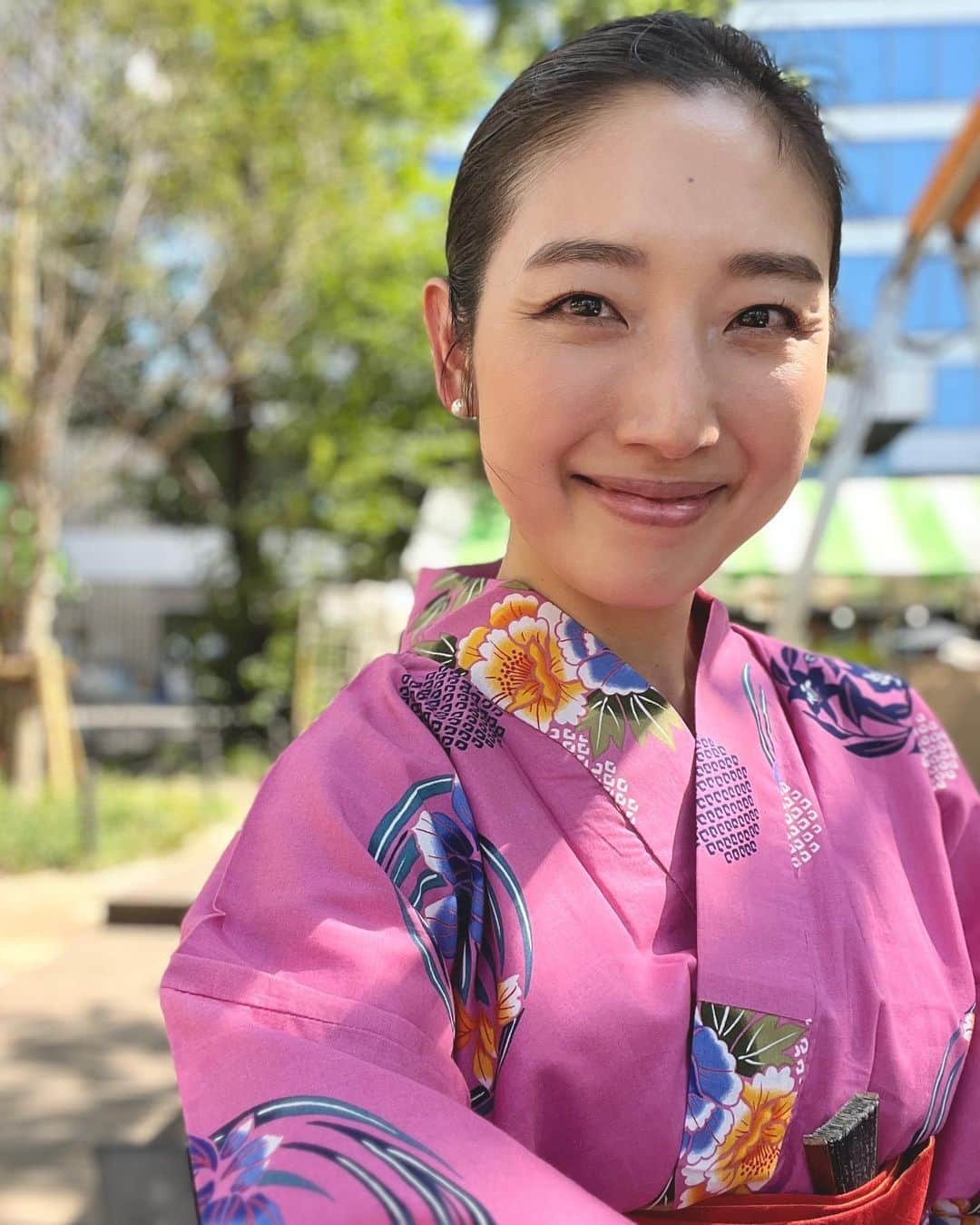 太田彩乃のインスタグラム：「週末、ちゃちゃっと浴衣着てサササッとお祭りへ🏮🎋✨  久しぶりのお祭りは、みんながソワソワしてワクワクしてる感じがして楽しかった🙌 滞在時間は短くても、良いパワーが充満してるからエネルギーチャージ出来て良いね！  いつからかお祭り行くと必ず食べるようになったのが "あんず飴" でも本当は "みかん飴"の方が好き。 だからサイコロとかピンボールとかで2本ゲット出来た時、私はみかん派に。🍊笑  という事は今回は1本しかゲット出来なかったという事です😂  #お祭り #あんず飴」