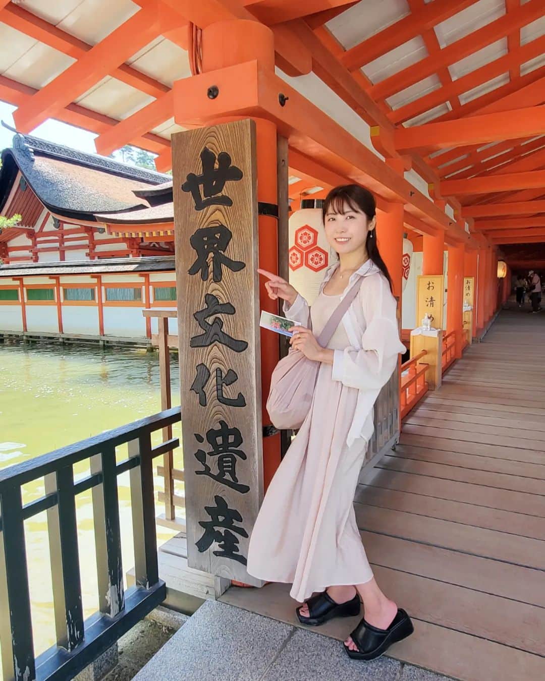 小谷津友里のインスタグラム：「厳島神社へ⛩️  世界遺産検定1級の勉強をしていた時から 厳島神社を訪れたいと思っていたの😊💓  ホームページに満潮～干潮の時刻が載っているので調べて行ってきた🚶‍♂️  満潮の大鳥居→宮島観光→干潮の大鳥居の順で回ったよ！  満潮の時には海に浮かぶように見える大鳥居、 干潮の時には大鳥居まで歩いて行けるよ！ まるで別の場所かのように姿が変わって見えてすごいな～神秘的だなぁって思った😊💓  #厳島神社 #宮島 #広島 #広島旅行 #世界遺産　#japan #hiroshima #日本 #日本三景 #絶景 #安芸の宮島 #大鳥居 #こやゆり旅 #japantravel #世界遺産検定 #世界遺産検定1級　#フェリー」