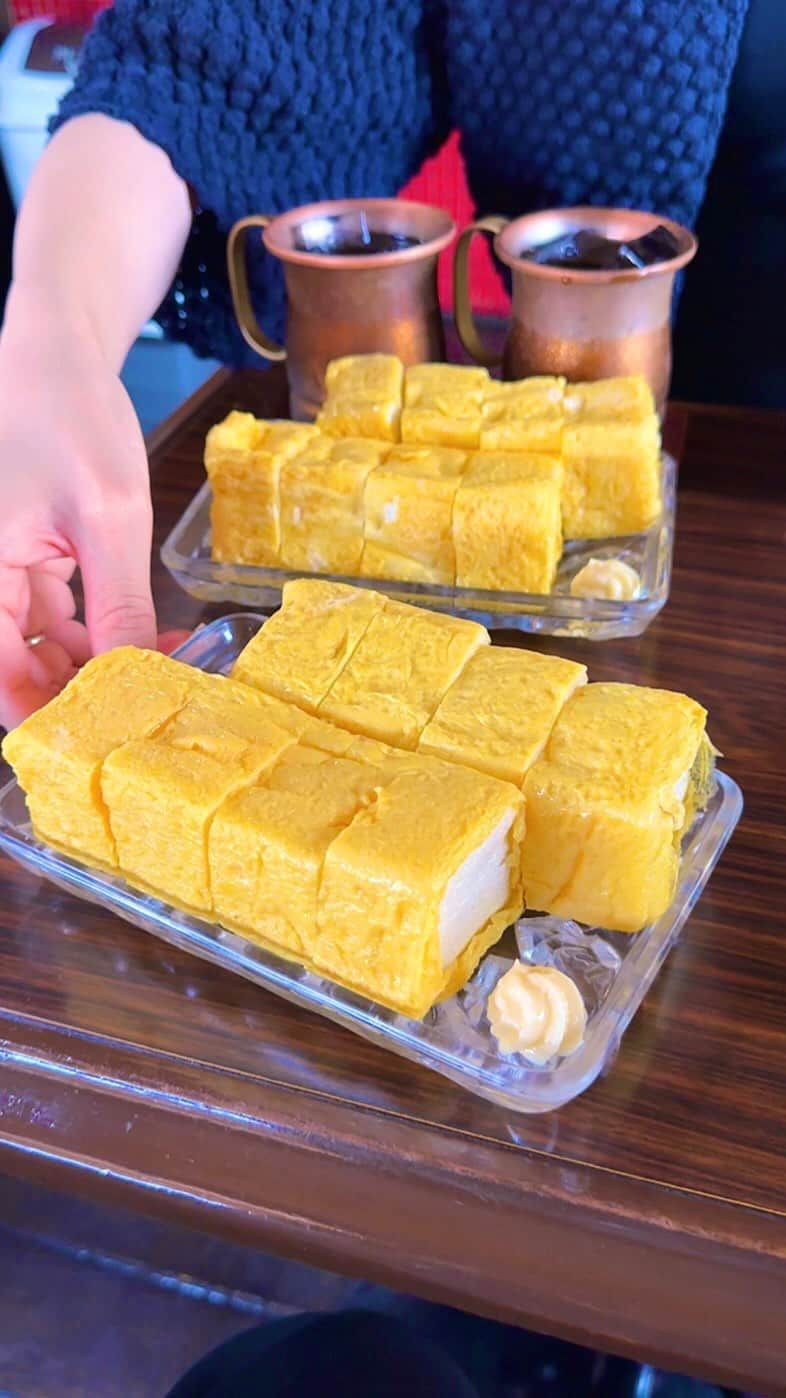 ゆうとグルメのインスタグラム：「🍞老舗喫茶店のおばあちゃんが作るエッグトースト🍞 ㅤㅤㅤㅤㅤㅤㅤㅤㅤㅤㅤㅤㅤ 大阪にある喫茶ニュールーブルさんの 「エッグトースト」400円 ㅤㅤㅤㅤㅤㅤㅤㅤㅤㅤㅤㅤㅤ 我孫子前駅から徒歩4分のところにある喫茶ニュールーブルは、創業48年以上の地元で愛される老舗喫茶店！ ㅤㅤㅤㅤㅤㅤㅤㅤㅤㅤㅤㅤㅤ 今回は名物のエッグトーストを注文🍞🍳 ㅤㅤㅤㅤㅤㅤㅤㅤㅤㅤㅤㅤㅤ ここの名物はふかふかの食パンにフライパンの上で薄焼きたまごを巻きつけて作る珍しいタイプのエッグトースト！ ㅤㅤㅤㅤㅤㅤㅤㅤㅤㅤㅤㅤㅤ 注文を受けてから一個ずつ作ってくれるので少しだけ時間はかかるけどその分できたて熱々が楽しめるのも嬉しいポイント！ ㅤㅤㅤㅤㅤㅤㅤㅤㅤㅤㅤㅤㅤ 横に添えてあるマヨネーズとの相性もばっちりで予想以上においしかったしこれが400円はコスパも良すぎる🤤🤤 ㅤㅤㅤㅤㅤㅤㅤㅤㅤㅤㅤㅤㅤ ちなみにアイスコーヒーは最初からシロップが入ってるから甘いの苦手な人はそこだけ気をつけて！  ㅤㅤㅤㅤㅤㅤㅤㅤㅤㅤㅤㅤㅤお店の人達もすごく優しかったしトーストもおいしくてまた近くに行ったときは絶対寄りたいお気に入りの喫茶店☕️ ㅤㅤㅤㅤㅤㅤㅤㅤㅤㅤㅤㅤㅤ おすすめ！！ ㅤㅤㅤㅤㅤㅤㅤㅤㅤㅤㅤㅤㅤ —————————————— 📍大阪府大阪市住吉区沢之町2丁目8-18 ⏰7:00〜17:00 🛌月曜定休 🚃我孫子前駅から徒歩4分 —————————————— #大阪グルメ #大阪カフェ #大阪ランチ #堺グルメ #喫茶ニュールーブル #喫茶店 #osaka #egg #toast #japan  #堺カフェ #堺ランチ #大阪観光 #大阪旅行 #大阪 #カフェ巡り #カフェ好きな人と繋がりたい #ごはん記録 #おいしい #japantravel #japantrip #instafood」