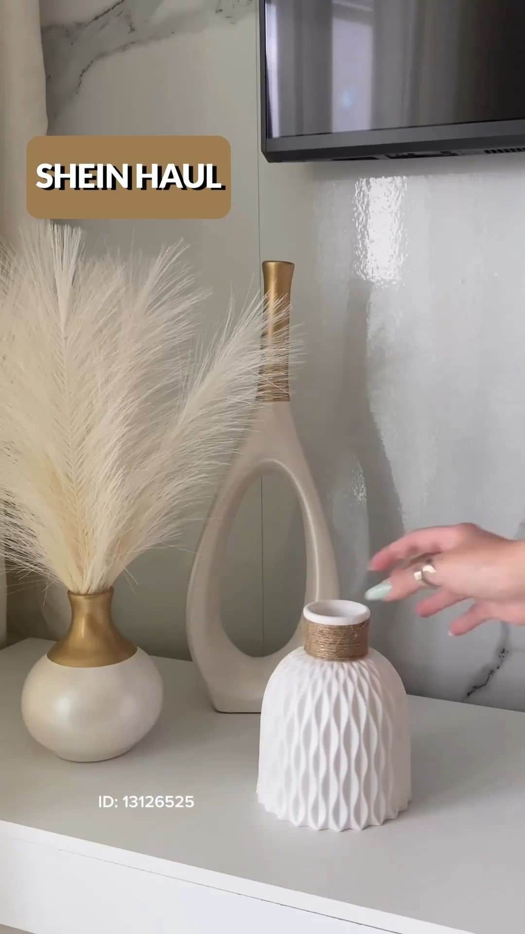 SHEINのインスタグラム：「Aesthetic Haul! 🤍✨🛍️ Which decor would you score to make your mood minimalist chic? 👇 @tatysalomaog  🔎 15412896 12310780 12887959 12331608  #SHEIN #SHEINforAll #SHEINstyle #fashion #chic #saveinstyle」