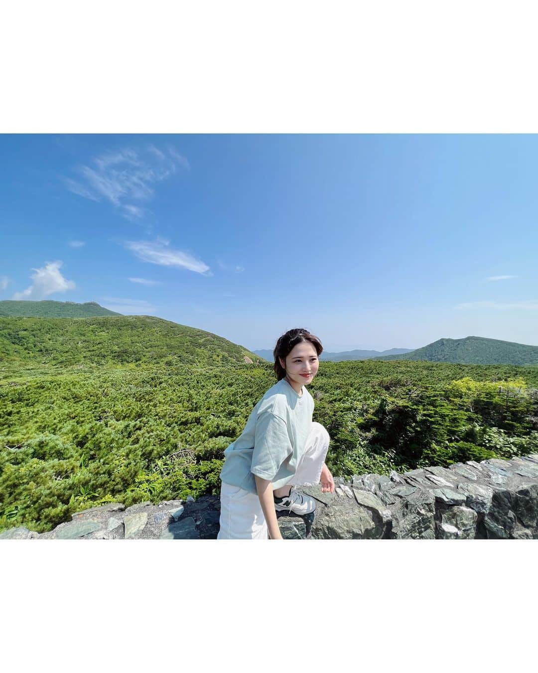 金光みり愛さんのインスタグラム写真 - (金光みり愛Instagram)「北海道ラスト投稿🐄💓  📸1枚目 女満別空港についてすぐの景色🥹🫶🏻  📸2,3枚目 知床五湖でハイキング見た絶景🌲🌿⛅️  📸4枚目 通り道で見つけた知床八景のオシンコシンの滝✨ 近くまで行ったら大迫力🫶🏻✨  📸5,6枚目 知床で泊まった @kitakobushi_shiretoko 🐻 朝も夜も食事が北海道名物尽くしで クオリティ高くて最高すぎた… 知床行く方には超おすすめの宿🥹💓 お部屋も広くてプライベート温泉もついてて 過ごしやすかった〜🥰 感謝🙌🏻  📸7枚目 ドライブして行った知床峠の展望台⛰✨ 目の前に知床最高峰の羅臼岳が見える絶景🥹 標高が高くて涼しかった〜🍃  📸8,9枚目 最終日に泊まった @official_hotelboth ⛺️ バーベキュースペース付きのプライベートな 小屋タイプのお部屋を選んだよ🫶🏻 グランピング気分で楽しめて、 雰囲気もあってバーベキューも美味しかった🍻🔥 自然を感じながら2人で満喫しました🥰  . YouTube用にVLOGも撮影したので そちらも楽しみにしててね🌸💗  . . . . . #北海道#北海道旅行#北見#知床#北海道グルメ#北海道ホテル#知床グルメ#知床ホテル#北こぶし#北海道観光#知床五湖#知床観光#ホテル#国内旅行#カップル旅行#カップル旅#北海道土産#旅行#旅#旅行コーデ#知床五湖フィールドハウス#知床半島#知床国立公園#知床五湖高架木道#知床八景#知床五湖ガイドツアー#ヒグマ#ハイキング#hotelboth」8月7日 20時40分 - milliah_kanemitsu