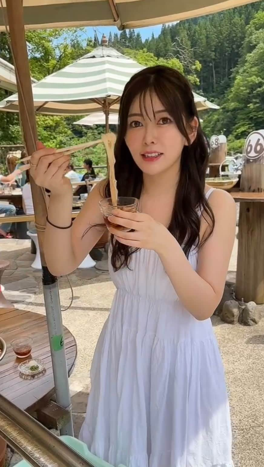 長岡真由（まゆちむ）のインスタグラム：「夏らしい事した🎐🫧  #流しそうめん #夏」