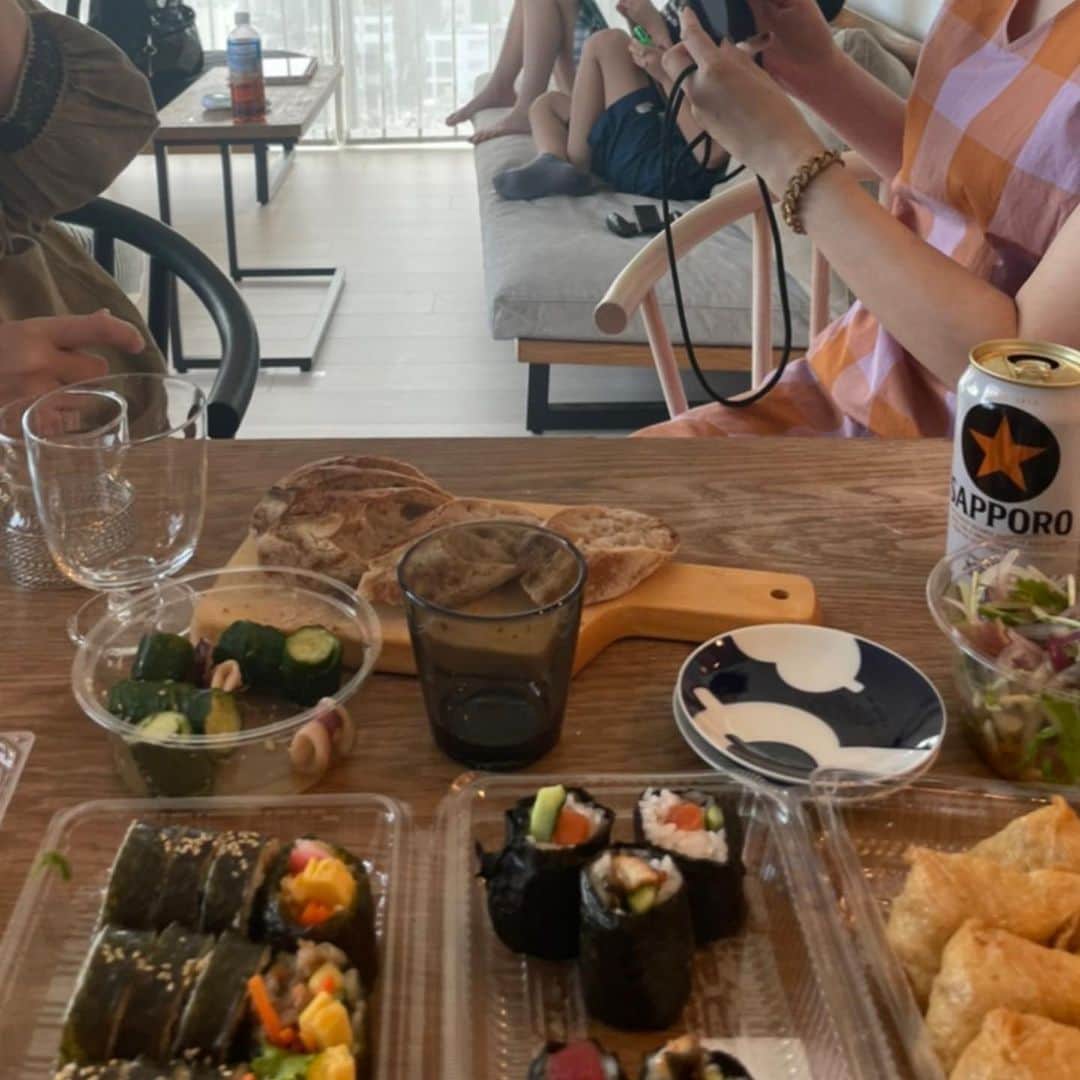 花津ハナヨのインスタグラム：「20代前半にルームシェアしてた友達と、近所の文具店で20年ぶりくらいに遭遇してびっくりした数ヶ月前。  彼女が、当時一緒に住んでた他の子と、近所に住んでた友達に声をかけてくれて、家飲みが実現。うれしい✨  尽きない話と共に増えていくビールの空き缶。 場所を変えてまた飲んだ上に、うちの超体力のある6歳児と本気で遊んでくれる元気な同級生😂  90年代後半に下北沢一帯に、同じ短大出身の女子たちが集まって暮らしてたの、今思い出しても面白かったし、青春だった。 遅めの笑  漫画だけで食べていけなくて貧乏だったけど、「たまたま今お金が手元にないだけ」と思えた。 今ほどの閉塞感はなく、いずれなんとかなるでしょとのんびり暮らしてたな。」