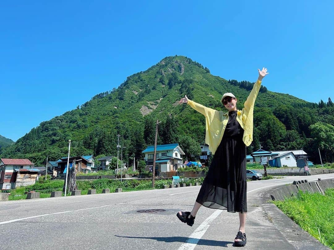 山崎聡子のインスタグラム：「週末、#只見町 に行ってきました〜！⛰️  いつも家族のように迎えてくれる皆さんが 夏の只見の魅力をこれでもかと教えてくれて、 只見町が更に大好きになりました😚🌻  雄大な自然に、美味しいマトンにお米に野菜！！！ そしてとにかく人があったかいんです…！！！  またすぐにでも行きたいなぁ🚗  #只見 #田子倉ダム #奥会津 #マトン焼肉 #蒲生岳 #旅行村 #2mを越える雪は一体いずこへ #豪雪地帯 #奥会津 #自然首都 #自然首都只見」