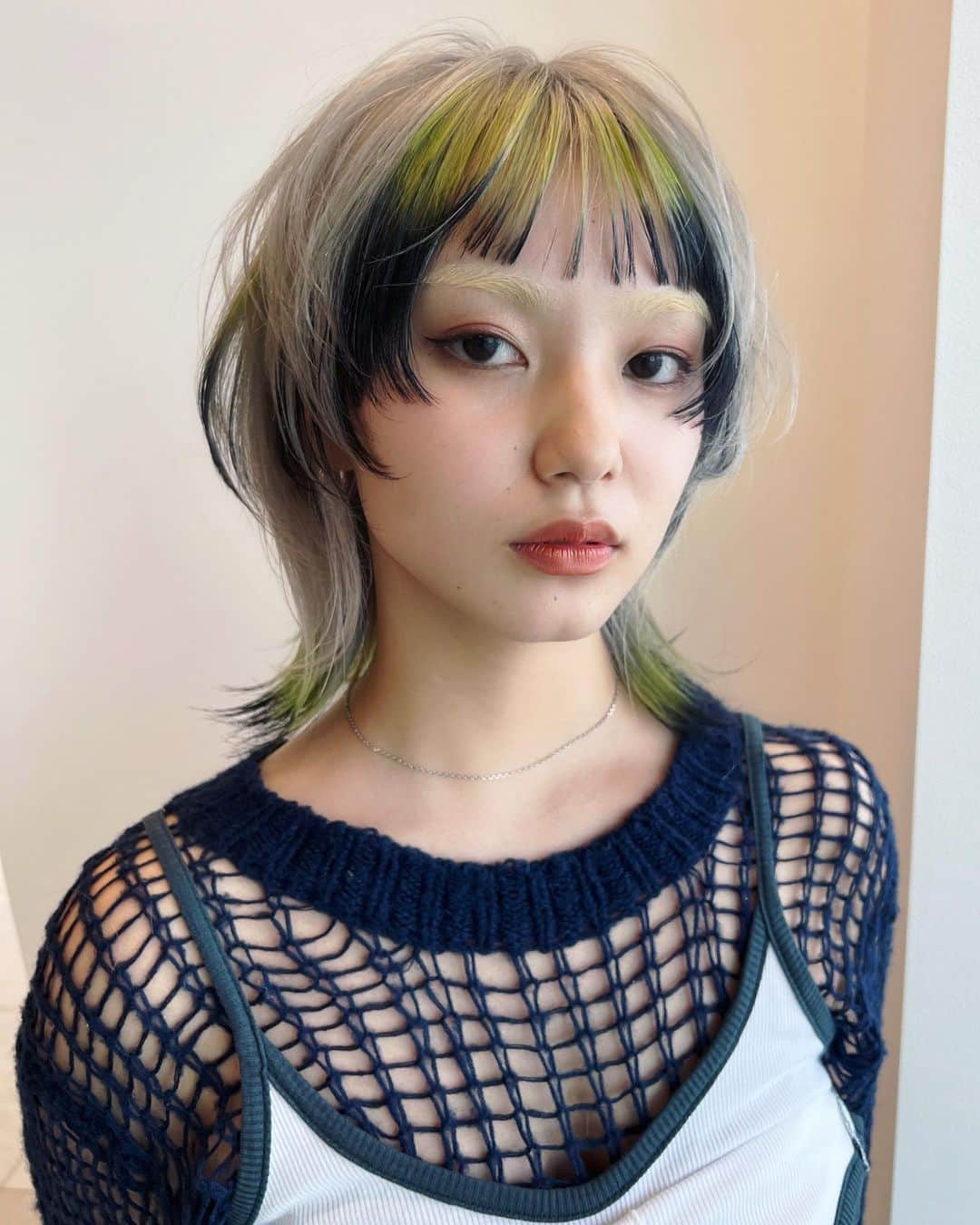 のインスタグラム：「after→before✂️  @enog_bymilbon  new line 「Off Black」 落とせる黒　debut  hair @soucuts  make @leco_sakuma  fashion @leco_nao @leco_shige  @leco_nene   オフブラックローンチセミナー with @isodango  全国8ヵ所　参加無料  DAY1 福岡 満員御礼🙏🏻 ありがとうございました🫶🏻  #エノグカラー #ENOG #ミルボン #新色　#黒 #ブラック #落ちる黒 #落ちる黒染め #ビフォーアフター #髪型ビフォーアフター」