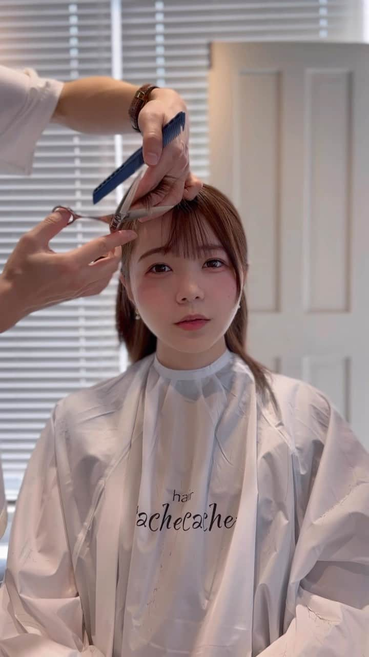 前田渉のインスタグラム：「🤍   わたるマジックの顔周りカット✂︎ この顔周りになりたい！って方が大勢いらっしゃいます😍   改めて見ると、顔周り切るだけなのにこんなに手数が多いんだな〜と🤔 可愛い顔周りを作るために全て必要な工程です🩵 セルフカットじゃ絶対出来ません‼︎     ぜひわたるマジックにお任せください💪🏻 切るだけではなく、顔周りの巻き方、お家で使うアイテム等全てお教え致します😊✨     この作品のBefore→After→Arrangeはこちらをご覧ください💁🏼‍♂️ @wataru_magic   🤍 model:あらみん @aramin_59  hair: @cachetaro @wataru_magic  #わたるマジック #カット動画 #cachecacheomotesando #BeforeAfterArrange #hairstyle #hairarrange  #似合わせカット #おくれ毛 #美少女 #ヘアアレンジ #巻き方 #小顔カット #おくれ毛巻き方 #簡単アレンジ #シースルーぱっつん #シースルーバング #サイドバング #わたアレンジ #ぱっつん前髪 #セルフアレンジ #前髪カット #簡単ヘアアレンジ #ボブアレンジ #顔周りカット #おくれ毛カット #カシュモ #ロブ #チョコレートカラー #ミルクティーベージュ #ミルクティーカラー」