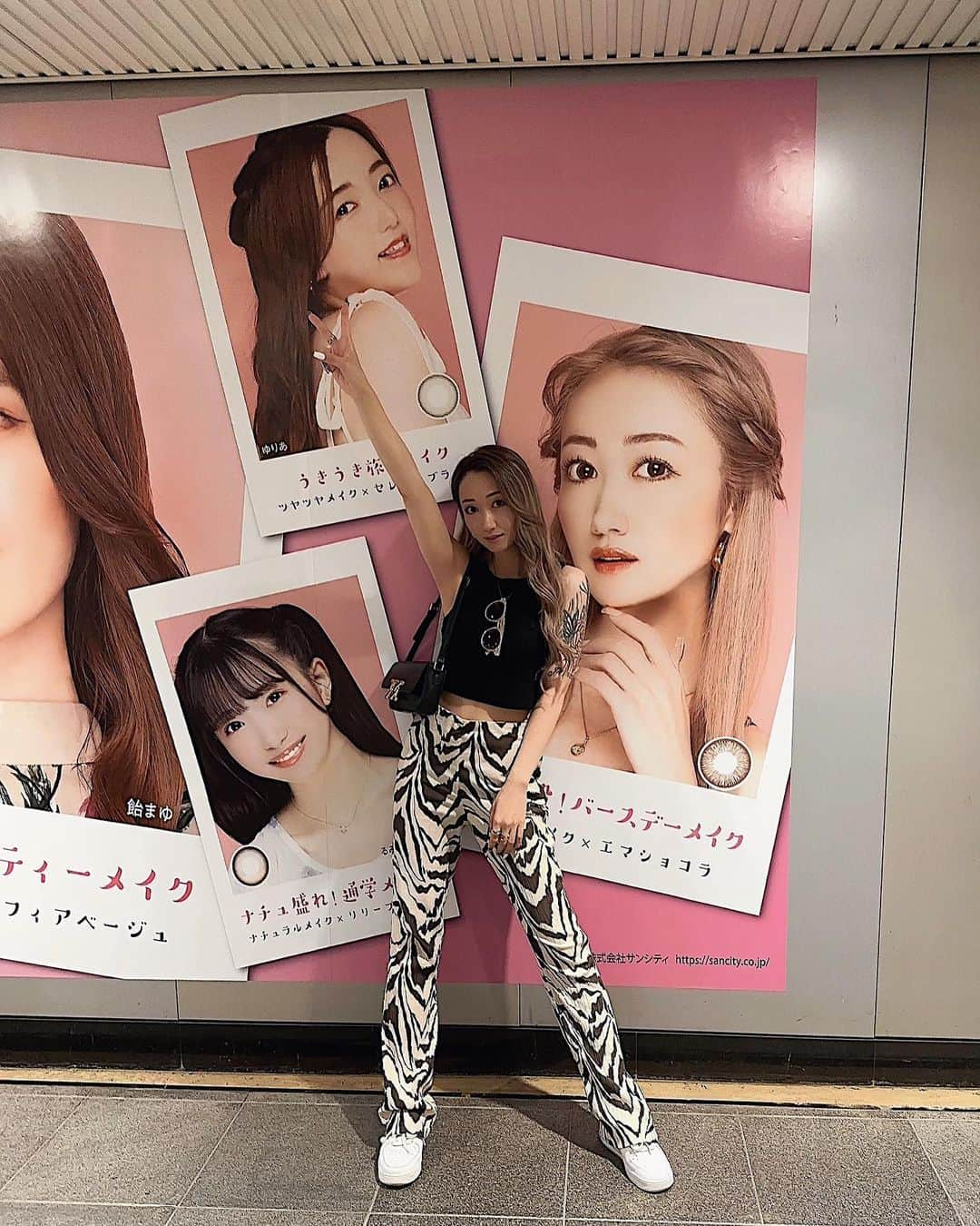 坂本美穂のインスタグラム：「渋谷巨大看板ついにきたっ🫶🏽🔥 渋谷はギャルモデルになった原点。 そんな渋谷で看板飾れるの嬉しい💕 Thank you all for your support 🐯🖤 . 今日8/7～8/13の1週間 道玄坂ハッピーボードにて掲載中だから 渋谷近くの人は見に行ってみてね💛 . @diya_series_official  . #撮影 #看板 #広告 #渋谷 #道玄坂ハッピーボード #カラコン」