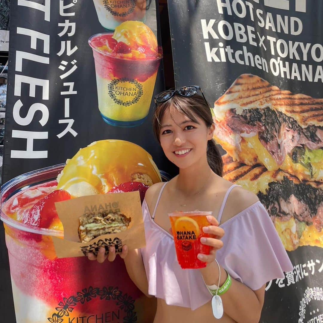 池山智瑛のインスタグラム：「. OHANA BATAKEのサンドイッチの肉のボリュームすごかった！ドリンクも可愛い〜🥪🌼  海眺めながらソファー席でまったりタイム〜in稲毛海浜公園 . #海　#夏　#グルメ」