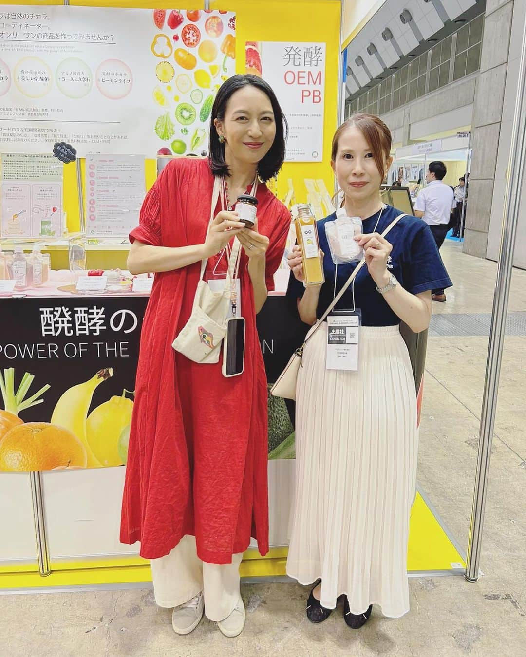 砂賀美希のインスタグラム：「【発酵展示会無事に終了しました！】 先週、ビックサイトにて3日間開催された発酵・醸造展示会で発酵スープをお披露目することができました🙌  見た目はジャムのような瓶なので何だろう、と思われる方も多く 説明をすると興味を示してくださり手に取ってみたり、試食していただいたりと 色んな反応があった3日間でした😌🙌  発酵スープを使ったアレンジレシピや、販売先のご提案などもしていただき 正直。間に合うか心配でしたが 健康食品の先輩社長から「絶対参加したほうが良いよ」とご助言いただき、結果色んなご意見をいただけてたくさん良き学びがありました。 諦めなくてよかった…📝  「くすりのまえにできること」 少し心や身体が疲れているときに、ほっとひと息つけて 手間を加えずに養生できる食べものを届ける。 薬やサプリメントのように即効性はないかもしれないけれど 毎日美味しく、身体にじんわり優しく届ける。  今より薬が飲みにくかった妊娠中に 薬膳の温め、巡らせる素材や養生法を試したものを詰め込んで発酵していただいたスープ😌🍲 @uqurito  同世代の女性を中心に「美味しい！」いただいています✨  ECサイトもお盆明けにオープンさせるべく準備中です。 まずは色んな方に知っていただきたいので、秋頃にはクラウドファンディングにも挑戦しようと思っています🏔️✊  夏休みで子どもも家にいて ママーママー！と なかなかどうにも進まないときもありますが なるべく早くお知らせできるように、あと一息🙇‍♀️✨  #発酵スープ #発酵調味料  #発酵好きな人と繋がりたい  #冷え性改善 #冷えにおすすめ #冷えとり女子 #ママ起業 #起業準備中 #免疫力アップ #温活女子 #腸活 #お通じ改善  #和漢 #薬草茶 #身体にやさしい #簡単スープ」