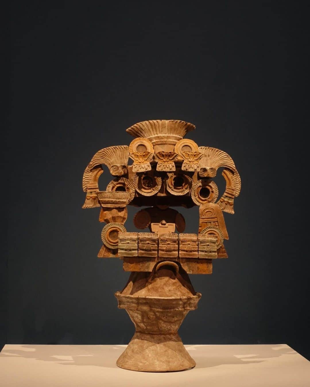 玉城翔子のインスタグラム：「古代メキシコ展へ🏺  展示数141件の迫力と、 古代メキシコ人の創造力や感性の美しさ、文明の奥深さに触れられる大満足な展覧会  閉館の時間が迫ってたから後半は駆け足だったけど楽しかったヨｏ(｡・‧̫・｡)ｏ  #古代メキシコ展 #東京国立博物館」