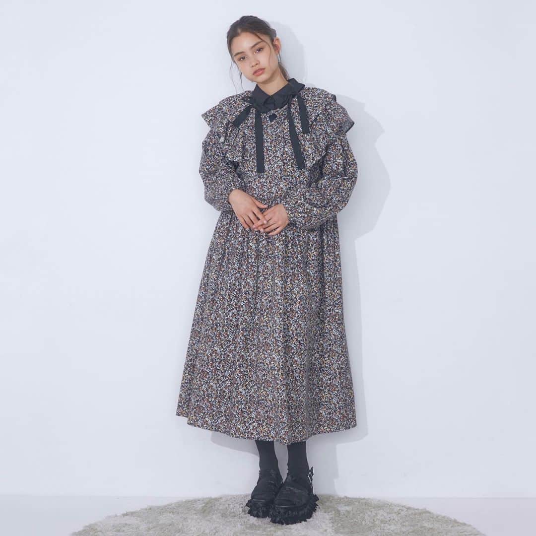 merry jennyのインスタグラム：「【pre order 10%OFF＆point up×20】 ㅤㅤㅤㅤㅤㅤㅤㅤㅤㅤㅤㅤㅤ 8/4(fri) 12:00 〜 8/8(tue) 23:59 official web store RUNWAY channel にて pre order 10%OFFを開催中‼︎ さらに！ pre order は point up×20・送料無料！  topのURLから⇨  @merryjenny_instagram  ぜひcheckして下さいね！  〇 Wフリルカラーflowerワンピース col : pink / brown ¥14,300 (tax in)  〇 チェックブラウジングリボンワンピース col : gray / navy ¥14,300 (tax in)  #merryjenny #メリージェニー  #2023aw #dreamwell #winter」