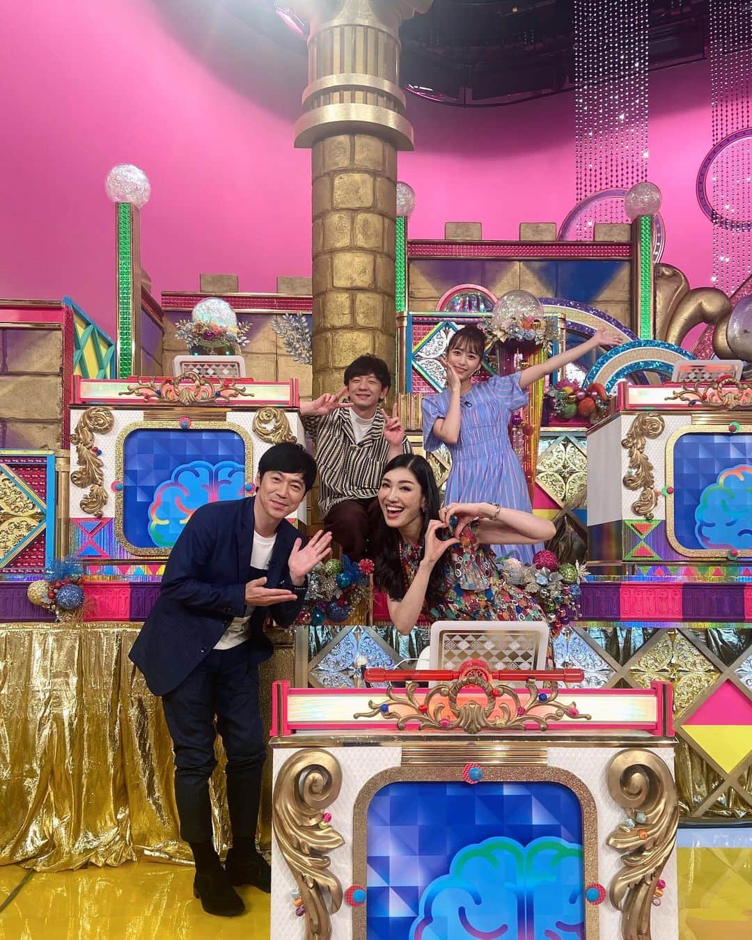 近藤千尋のインスタグラム：「明日の潜在能力テスト📺 見てくださいな〜🩵🩷 初めて見る高価なジュエリー💎や 高級ブランド品を査定しながら クイズに挑戦しました💖 むーちゃんさん、アンミカさん アズマックスさん、浮所さんチームで 頑張りました💕  #近藤千尋衣装」