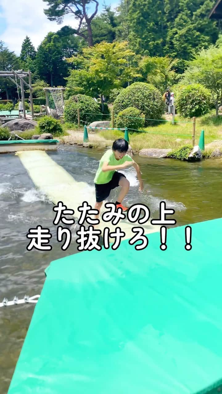 太陽チャンネルのインスタグラム：「ゴザ走り🏃‍♂️めっちゃ面白かった😂💕 #水上アスレチック #GREENIA #六甲山 #アスレチック #チャレンジ #中学生 #ゴザ走り」
