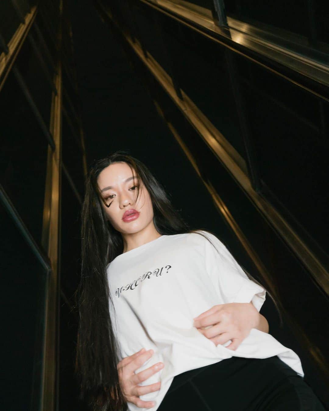 のインスタグラム：「ニュース：AwichとイラストレーターのNO PANTIESがコラボ　“WHORU？”を刻んだTシャツとステッカー  メッセージ性の強いリリックと圧倒的な存在感で話題を提供し続けるヒッポホップ界のアーティスト、Awich（エイウィッチ）とイラストレーターのNO PANTIESがコラボしたサマーコレクションを7日18時からAwich公式オンラインストアで数量限定で発売する。また、8月19〜20日に開催予定の「サマーソニック 2023（SUMMER SINIC 2023）」の東京と大阪両会場でも販売予定だ。  旅先でのインスピレーションやピンナップガールをモチーフとするNO PANTIESが描く独特のタッチは、世界中のアーティストやモデル、インフルエンサーなどに愛され、SNSを中心に人気を博す。  同コラボでは、Awichをピンナップガール風に描き下ろしたオリジナルグラフィックTシャツ(6000円)とステッカー（500円）を展開。また、凄惨な過去と向き合って生きてきた彼女の強い意志や誇示、葛藤がリアルに謳われた、 2017年リリースのアルバム“8”の一曲である“WHORU？“のロゴをフロントとバックプリントに施した。  詳細は @wwd_jp プロフィールのリンクから  #AWICH#NOPANTIES#コラボ#Tシャツ#ステッカー#サマソニ#summersonic#summersonic2023」