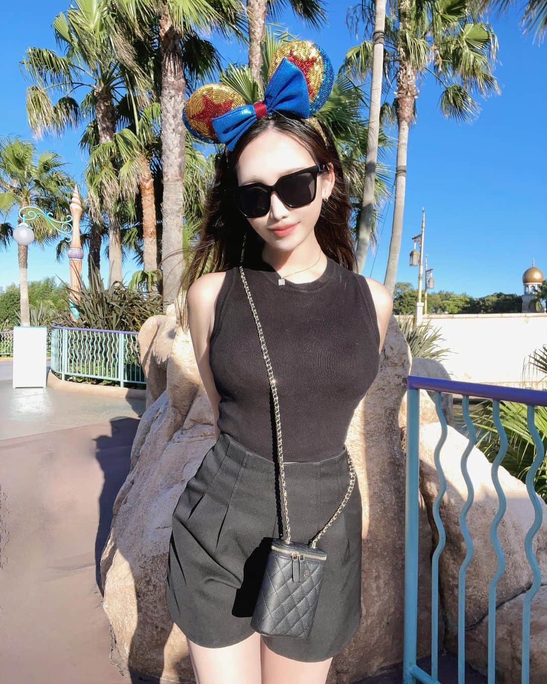 ちあきんぐのインスタグラム：「Y〜MCA🕺🏻🇺🇸🌏🐭 アクアトピアで頭からずぶ濡れになりました🚿 #灼熱ディズニー 初めてくらいの勢いでスニーカーで参戦してみたのだが 灼熱だった割に楽すぎてHP確保できた🩷」