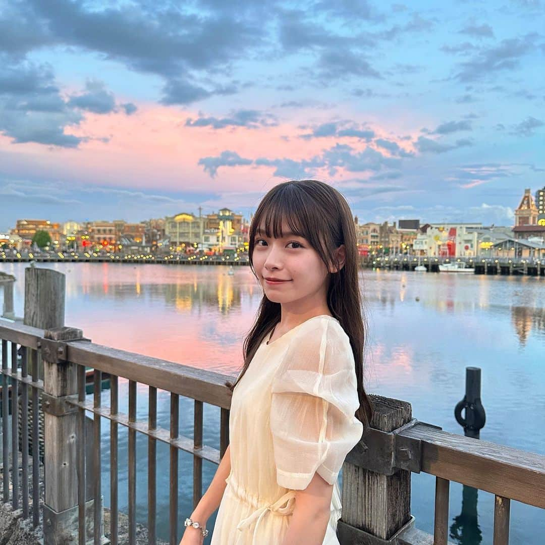 咲奈のインスタグラム：「ユニバで撮ってもらった写真𓈒𓂂𓂃🤍 この日は比較的に空いてて、たくさん乗れた！！  この日のvlog、YouTubeにアップする予定なので、またストーリーでお知らせします📢💖」