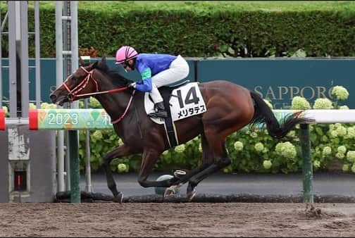 古川奈穂のインスタグラム：「土曜日、日曜日と札幌競馬場で騎乗させて頂きました。 乗せてくださった関係者の皆様、応援してくださった皆様、ありがとうございました。  空模様の良くない週末でしたが、競馬場に足を運んで下さった皆様、ありがとうございました🙇‍♀️  土曜日にアスクアイルビゼア号で、日曜日にメリタテス号で勝たせて頂きました。  昨年も札幌競馬場で乗せて頂いたのですが結果を出すことが出来なかったので、今年はしっかり結果を出したいと思って臨んでいました。 これまでもチャンスを頂いていたのになかなか結果を出せていませんでしたが、やっと勝つことができました🙇‍♀️  流れを活かせるように今週も頑張りますのでよろしくお願いいたします🏇  写真はギャロップさんからお借りしました🙇‍♀️  #札幌競馬場  #アスクアイルビゼア  #メリタテス」