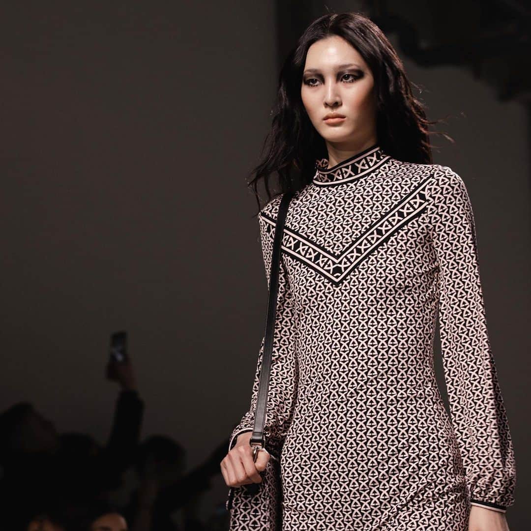 のインスタグラム：「Le logo Double L imprimé sur la robe GENNI, et le sac LEONARD ELYSEE assorti. * The Double L logo all over print on the GENNI dress with matching LEONARD ELYSEE bag.  © @taralevyphoto #LEONARDPARIS #LEONARDFW23 #LeonardFashionShow #PFW」