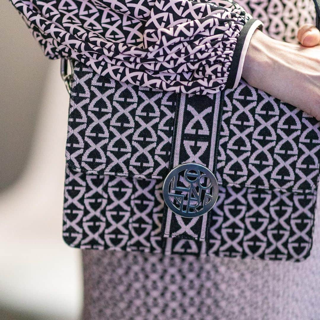 レオナールさんのインスタグラム写真 - (レオナールInstagram)「Le logo Double L imprimé sur la robe GENNI, et le sac LEONARD ELYSEE assorti. * The Double L logo all over print on the GENNI dress with matching LEONARD ELYSEE bag.  © @taralevyphoto #LEONARDPARIS #LEONARDFW23 #LeonardFashionShow #PFW」8月7日 20時54分 - leonardparis