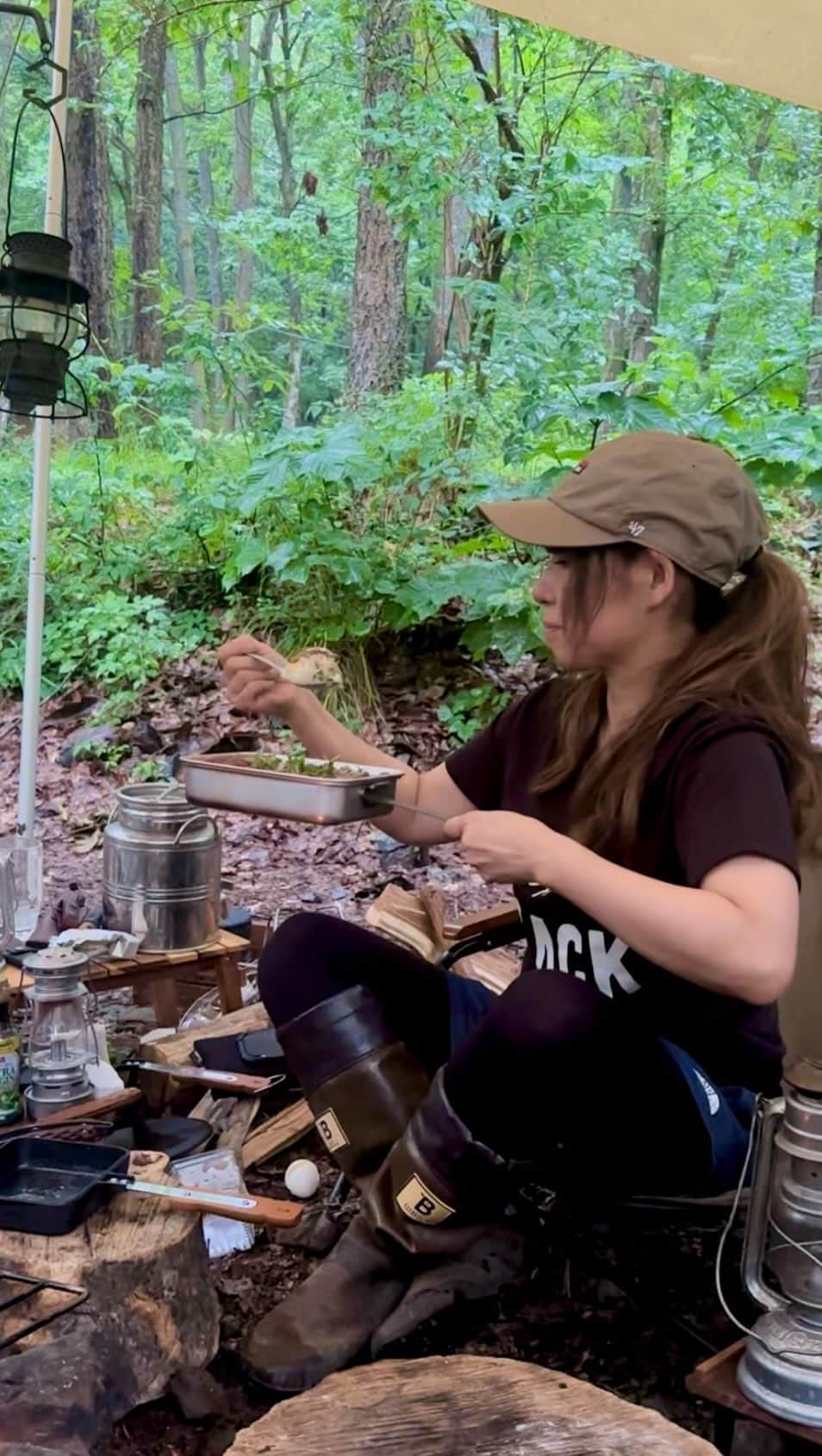 marikoのインスタグラム：「キャンプで美味しいもん作って食べて飲んでるなー🥹✨✨  #camp  #outdoor #camping  #キャンプ　#アウトドア　#自然 　#ソトアソビ　#キャンプ飯　#焚き火 　#テント #バトニング 　#ソロキャンプ 　#女子キャンプ　#焚き火女子 #外ご飯　#outdoorlife #campinglife #焚き火料理　#ごはん　 #アウトドア料理　 #マルチグリドル　#焚き火kitchen #メスティン #ホットサンドメーカー」