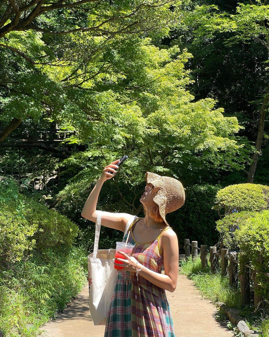 鈴本美愉のインスタグラム：「. 仕事の合間に公園へ⛲️ 自然の中はマイナスイオンが出てて涼しかったです🌲  セミがめちゃくちゃ鳴いてました🪰  Muléau Marketのアイテムと一緒にSUMMER SALEもぜひチェックしてね🍉」