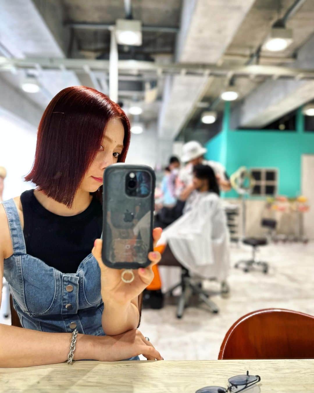 のインスタグラム：「髪切りました✂️  パッツンこけしボブに🔔 占い師くらいカウンセリングしてくれる @shige_stagram   くくってもめっちゃいい長さ🥹  🙏  後ろに👳🏻‍♂️おります  #ヘアカット　#パッツンボブ　#ボブヘア　#ボブヘアアレンジ #ウェットボブ　#こけしボブ　#haircut #ストレートボブ」