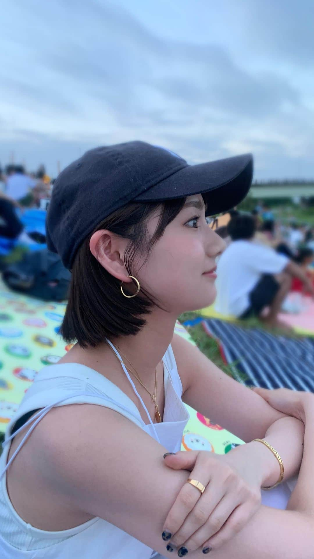 櫻井紗季のインスタグラム：「一度は見たかった長岡花火🎆 急遽行けることになりかなり弾丸な旅！ 何もわからないまま流れに身を任せた結果、熱さでフェス状態。  収まりきらないほどの大輪の花火 思わず出る歓声と拍手 大人も子供も花火を見上げる表情が本当に素敵で、純で、 なんだか泣きそうになった。笑  日本に生まれてよかったと思えた瞬間。 花火師さんかっこいい〜！大感謝！！ 広い空が大好きだなと改めて思った日でした♡  #花火大会 #長岡花火大会 #長岡花火 #新潟観光 #夏の風物詩 #花火師さんありがとう #花火デート #夏だね #彼女を撮る日常 #japanculture #nagaoka #花火大会デート #fireworks #hanabi #japan_night_view #sakitabi☀︎」