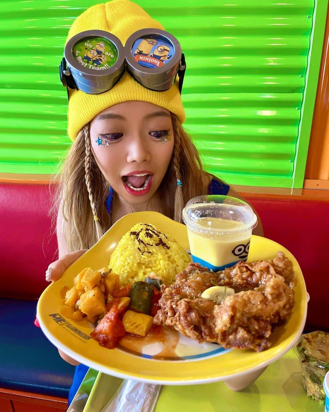 つっきのインスタグラム：「USJでお昼はミニオンプレート😋🍽💞 肉もいいけどコンポタが 1番美味しかったわ🥣🌽   #時差投稿 ✌️ USJ投稿おーわりッ❤️‍🔥  #usj #usjコーデ #universalstudiosjapan #osaka #awesome #wonderful #summer #summervibes #minions #code #fashion #used #夏休み #ユニバ #ユニバコーデ #ユニバーサルスタジオジャパン #ミニオン #マリオ #ハリポタ #大阪 #たこ焼き #なんでやねん #ミニオンズ #サマーガール #古着 #コーデ #オーバーオール #イケイケのイケ #すきすきのすき❤️」