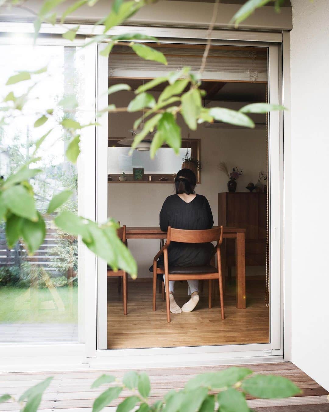 クボタ住建さんのインスタグラム写真 - (クボタ住建Instagram)「「木の家だからできること」  #クボタ住建  ウッドフェンスに囲まれたお庭の緑が生き生きとしていて、窓を開けると気持ちいい風が入るl邸。  落ち着きある和室をリビングに繋げて無垢材や漆喰などの自然素材を効果的に用いることで過ごしやすく、リラックスできる和モダンな空間を実現しました☕️  木貼り天井の家/横浜市I邸  ＜クボタ住建施工＞  @kubota_jyuken  #和モダン #玄関ポーチ #キッチン #キッチン収納 #洗い出し #塗り壁 #玄関ドア #玄関収納 #造作提案 #みどりのある暮らし #庭づくり #和室  クボタ住建は優しく温かい自然素材の木の家をつくります HP & more photos→@kubota_jyuken 施工事例多数掲載しております。 ホームページへもぜひ↓ https://kubotajyuken.com/  ⭐︎スタッフブログ⭐︎ https://kubotajyuken.com/blog/  #クボタ住建 #神奈川の注文住宅 #大和市#湘南の家#suumo注文住宅 #自由設計 #木の家 #無垢の家 #自然素材の家 #和モダンな家 #暮らしをつくる #暮らしを楽しむ #丁寧な暮らし#構造現し  クボタ住建 棟梁の自宅、随時見学受付ます。 資料請求やお問い合わせも是非。 メッセージDMでもどうぞ」8月7日 20時57分 - kubota_jyuken