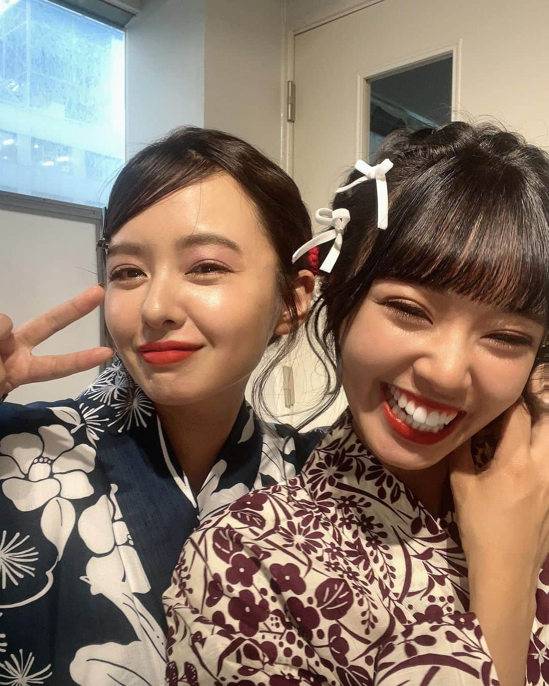 山田菜々さんのインスタグラム写真 - (山田菜々Instagram)「今年はじめての浴衣〜👘🎐  東京でのイベントありがとうございました🙇🏻‍♀️♡ わたしが１番楽しかったかも🥹笑  ２部では完全サプライズで妹が来てくれました👶🏻🍒  ちなみにすずの浴衣はわたしが今年着ようと思って ついこの間買ったばかりの浴衣🙄！ まさか初卸が自分じゃないとは...🦥笑  メイクは後口さん💋 スタイリストはなんばさんチーム👘 「衣装の写真撮るの久しぶり〜☺️」とか わちゃわちゃ言いながら楽屋も懐かしかった〜🥹🧡  浴衣と帯 @furifufurifu  帯締め 下駄 髪飾り @mimatsu.shara.kimono   ほぼInstagramしか更新しないにも関わらず 今も応援して会いに来てくれる方たちが とてもありがたく幸せです🥹🪴  ありがとうございました🙇🏻‍♀️🍒」8月7日 21時07分 - tannana.yamada