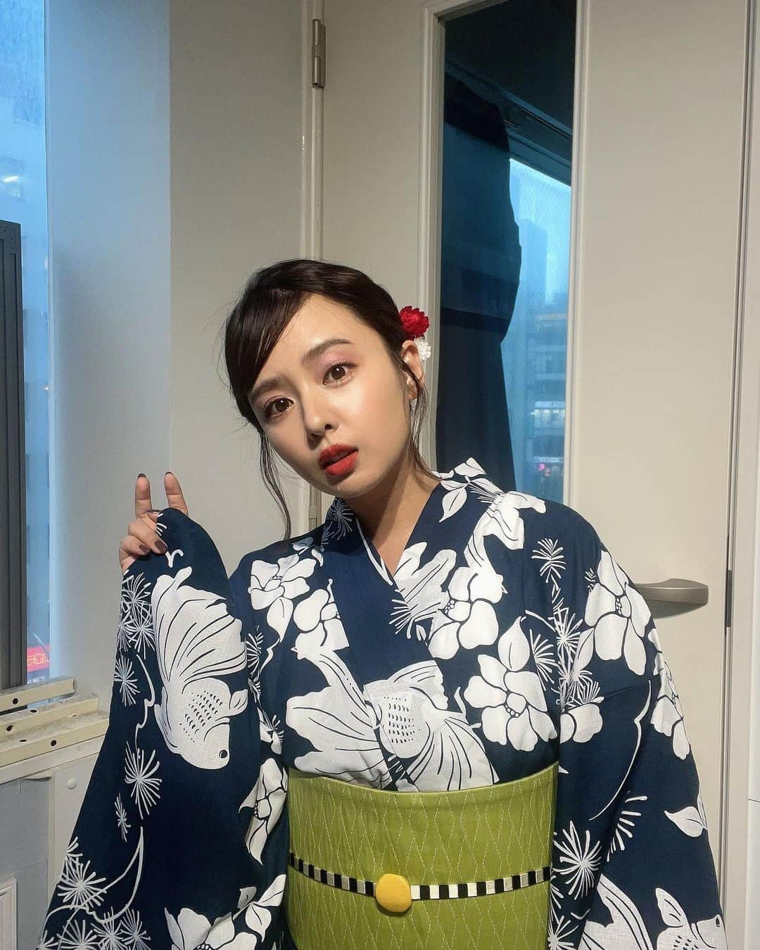 山田菜々さんのインスタグラム写真 - (山田菜々Instagram)「今年はじめての浴衣〜👘🎐  東京でのイベントありがとうございました🙇🏻‍♀️♡ わたしが１番楽しかったかも🥹笑  ２部では完全サプライズで妹が来てくれました👶🏻🍒  ちなみにすずの浴衣はわたしが今年着ようと思って ついこの間買ったばかりの浴衣🙄！ まさか初卸が自分じゃないとは...🦥笑  メイクは後口さん💋 スタイリストはなんばさんチーム👘 「衣装の写真撮るの久しぶり〜☺️」とか わちゃわちゃ言いながら楽屋も懐かしかった〜🥹🧡  浴衣と帯 @furifufurifu  帯締め 下駄 髪飾り @mimatsu.shara.kimono   ほぼInstagramしか更新しないにも関わらず 今も応援して会いに来てくれる方たちが とてもありがたく幸せです🥹🪴  ありがとうございました🙇🏻‍♀️🍒」8月7日 21時07分 - tannana.yamada