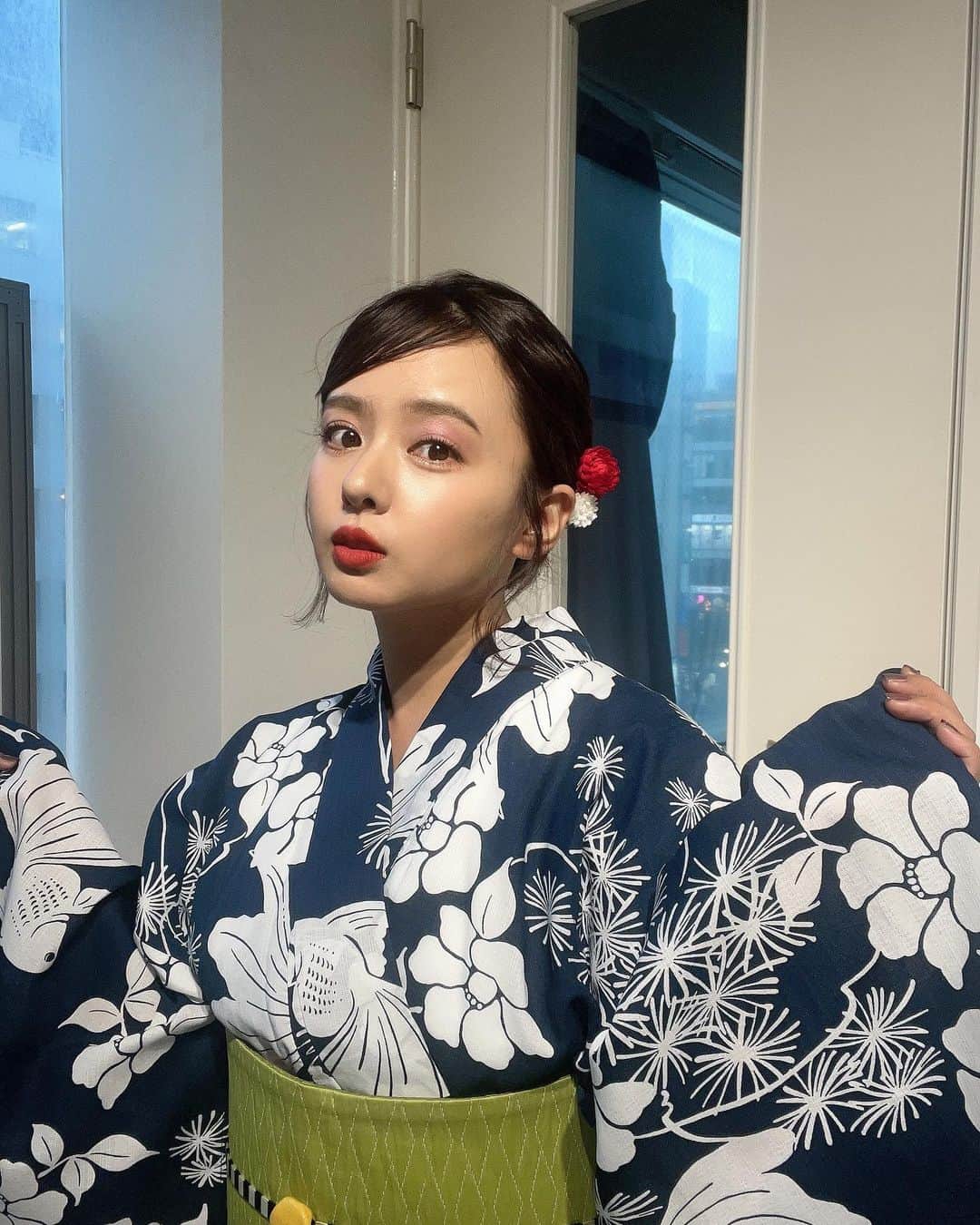 山田菜々のインスタグラム：「今年はじめての浴衣〜👘🎐  東京でのイベントありがとうございました🙇🏻‍♀️♡ わたしが１番楽しかったかも🥹笑  ２部では完全サプライズで妹が来てくれました👶🏻🍒  ちなみにすずの浴衣はわたしが今年着ようと思って ついこの間買ったばかりの浴衣🙄！ まさか初卸が自分じゃないとは...🦥笑  メイクは後口さん💋 スタイリストはなんばさんチーム👘 「衣装の写真撮るの久しぶり〜☺️」とか わちゃわちゃ言いながら楽屋も懐かしかった〜🥹🧡  浴衣と帯 @furifufurifu  帯締め 下駄 髪飾り @mimatsu.shara.kimono   ほぼInstagramしか更新しないにも関わらず 今も応援して会いに来てくれる方たちが とてもありがたく幸せです🥹🪴  ありがとうございました🙇🏻‍♀️🍒」