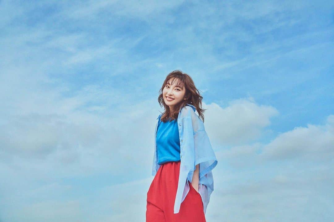 のインスタグラム：「8月9日に配信Single 「シューティングスター」をリリースします！KANA-BOONの谷口鮪さんに作っていただきました！本当に早く聴いて貰いたい！🥹  そして！見て！家入がアー写で笑ってるよ🥹11年の月日を越えて…🥹長かったねー！笑  新曲乞うご期待であります☺️  #kanaboon #谷口鮪#シューティングスター #家入レオ」