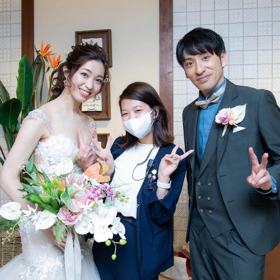 アルカンシエル南青山さんのインスタグラム写真 - (アルカンシエル南青山Instagram)「【Wedding Photo With Staff❁】 . アルカンシエル南青山にて 結婚式を迎えられたお2人♡ お開き後には、お二人の担当をさせて頂いたプランナーと 記念にお写真を撮影させていただきました📷 . 2人の温かい雰囲気や優しい笑顔に包まれた アットホームで素敵な披露宴...💕 私たちスタッフもとても楽しませていただきました！ . この度はご結婚誠におめでとうございます！ 撮影のご協力ありがとうございました。  . .................................. 南青山で🌱光×水×緑🌿 を感じられる結婚式場🕊✴︎ . 『感謝を、式のまんなかに。』をテーマに 自然体で感謝が伝わる結婚式の事例を紹介💛 . 👇🏻をタップ🌈👣 @arcenciel.minamiaoyama ......................................  #お開きショット #スタッフ写真 #披露宴レポ  #披露宴レポート  #ウエディングレポート #ウエディングレポ #アルカンシエル #アルカンシエル南青山 #アルカン花嫁 #東京花嫁 #東京プレ花嫁 #東京ウェディング #東京結婚式 #表参道花嫁 #表参道プレ花嫁 #表参道ウェディング #表参道結婚式 #ナチュラルウェディング #日本中のプレ花嫁さんと繋がりたい #感謝を式のまんなかに #2023秋婚 #2023冬婚 #2024春婚 #2024夏婚」8月7日 21時00分 - arcenciel.minamiaoyama