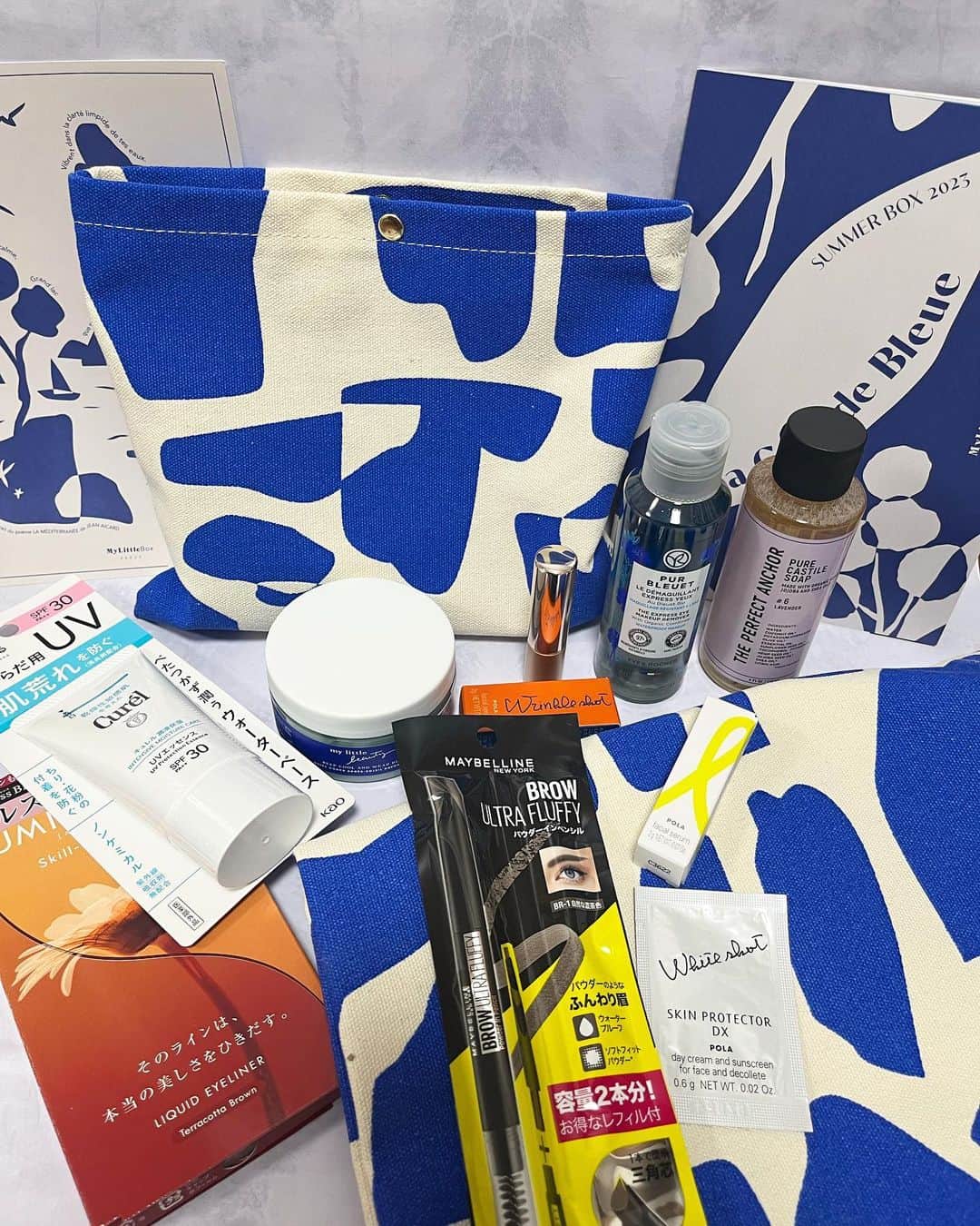 のインスタグラム：「My little box🎁 サマーボックス🌴☀️ @my_little_box_japan   テーマは“La Grande Bleue”(ラ・グランド・ブルー)  夏の地中海🫧をイメージした バカンス👒に持っていくのに ぴったりなアイテムたちが入っています❣️  ○ポーラ「リンクルショット メディカル セラム N」＆「ホワイトショット SXS N 」＆「ホワイトショット スキンプロテクター DX」  ○キュレル「潤浸保湿　ＵＶエッセンス （医薬部外品）」☀️  ○ オペラ「リップティント N  16 シアーブラウン」💄  ○ ルミスキルレスライナー 04.テラコッタブラウン」  ○ザ・パーフェクトアンカー「ピュア カスチールソープ」  ○ メイベリン ニューヨーク「ファッションブロウ パウダーインペンシル N  BR-1 自然な濃茶色」  ○ イヴ・ロシェ「ピュアブルエ アイメイクリムーバー」  ○ マイリトルビューティー「アクアボディジェル」  ポーチとトートバッグが夏らしい柄で可愛い🌺✨ プールの時にもしっかり入るので トートバッグ使ってます😌💓  日焼け止めや日焼け後のケアに 使えるアクアボディジェルなど 夏にピッタリ✌️❣️  #pr#マイリトルボックス#mylittlebox#インフルエンサーワークス#夏コスメ#日焼け止め#アイライナー」