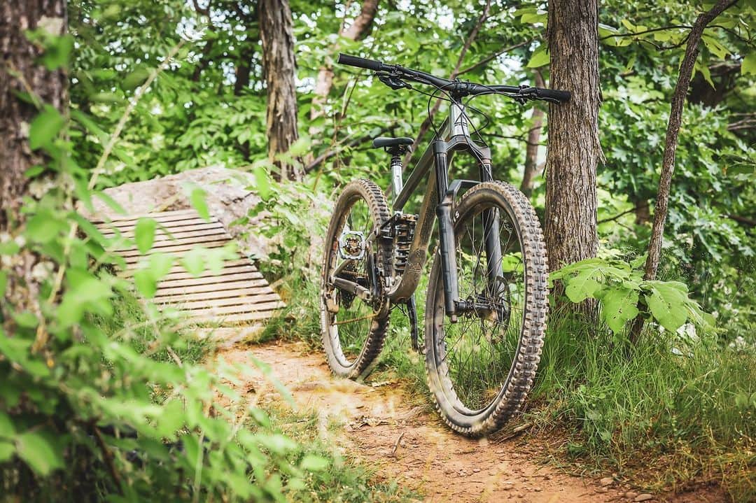 Fuji Bikesのインスタグラム：「🤘Here's what @vitalmtb had to say about #fujibikes #rakanlt: "Fuji's enduro model might only have 150mm of rear wheel travel, but don't be fooled; its progressive geometry, burly aluminum frame, and no-frills, all-thrills build kit make it a true gravity fiend."」