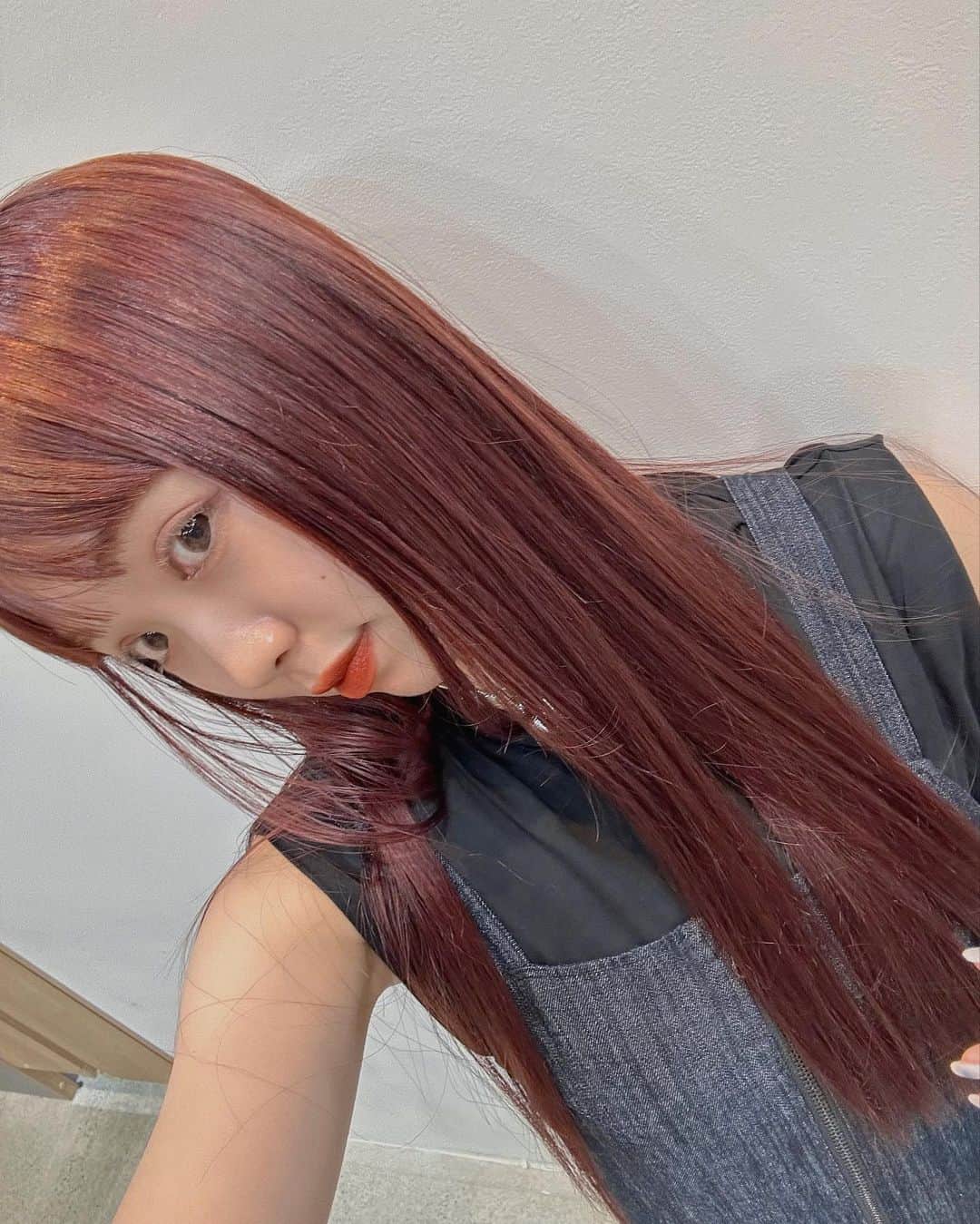 Momoのインスタグラム：「. 初の赤髪🧑🏻‍🦰♡ . チェリーレッド🍒♡ 赤似合わないって思ってたけど 意外と好評でうれしい〜〜 . .  . ✔️画像を保存してカウンセリングの 時にみせてください♡♡ .  イメージを変えたいけど短くするのも ブリーチをするのも勇気がいる🥺 . そんな方にも幅広くその方にあった提案 をさせて頂き一緒におしゃれを楽しみましょう♡ . ブリーチカラーは【ケアブリーチ】を 推奨しております♡ . ケアブリーチは従来よりも髪の毛への ダメージが94%cutされます！ . ブリーチなしのダブルカラーも 提案させて頂きますのでぜひご相談ください♡ . 12／3から 新店舗　GARD/ëN (ガーデン／エン) がopen♡♡ . 場所は表参道♡♡ 新しいこだわりのつまったお店で ぜひお会いできるのを楽しみに お待ちしております♡♡ . . ご予約はTOPからご予約サイト に飛べます✈︎♡(料金もそちらを参考に) . ご新規様も喜んでお待ちしております♡ . お電話.DMからも受け付けております♡ (DMは返信が遅くなる可能性が ございますのでそちらご了承下さい🙇‍♀️)  . .  〒150-0001 東京都渋谷区神宮前5-39-2 2F . TEL☎︎ 03-6712-5995 . 表参道駅から徒歩5分🚶🏼‍♀️(A1出口) ( 銀座線/千代田線/半蔵門線 ) . . 月 定休日 火・水　11:00〜20:00 木・金　12:00〜20:30 土　10:00〜19:00 日　10:00〜19:00 祝　10:00〜19:00 . . ぜひ、ご予約お待ちしてます♡♡ . codeアカウントはこちら   @__cd.momo____________ ♡ . ぜひフォローしてください♡ .」