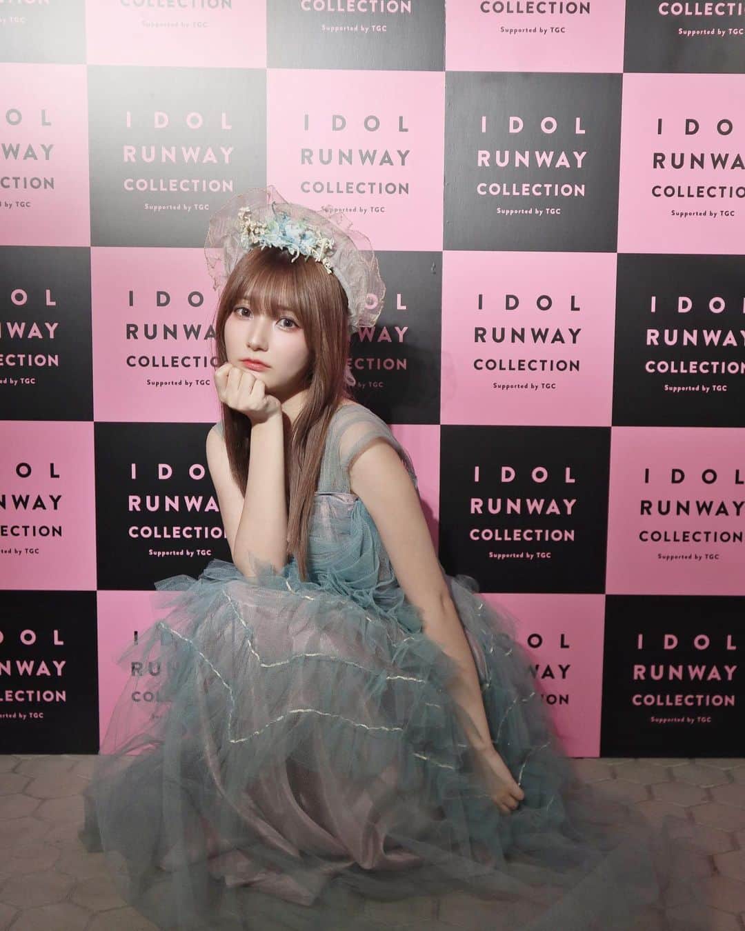 かすのインスタグラム：「. #アイドルランウェイコレクション  #LARMEステージ ありがとうございました🌷 . 今回の衣装 スモーキーなドレスで超どタイプだった🥹🫶🏻 . 密かに見てたアイドルの子たくさんいて 私得のイベントでした🉐 . 暑い中足を運んでくれた子 配信見て応援してくれた子 ありがとう👑👑 . 今日はクールに歩くつもりだったんだけど みんな居るの見て安心しちゃって 配信見返したら普通にニコニコしてました .」
