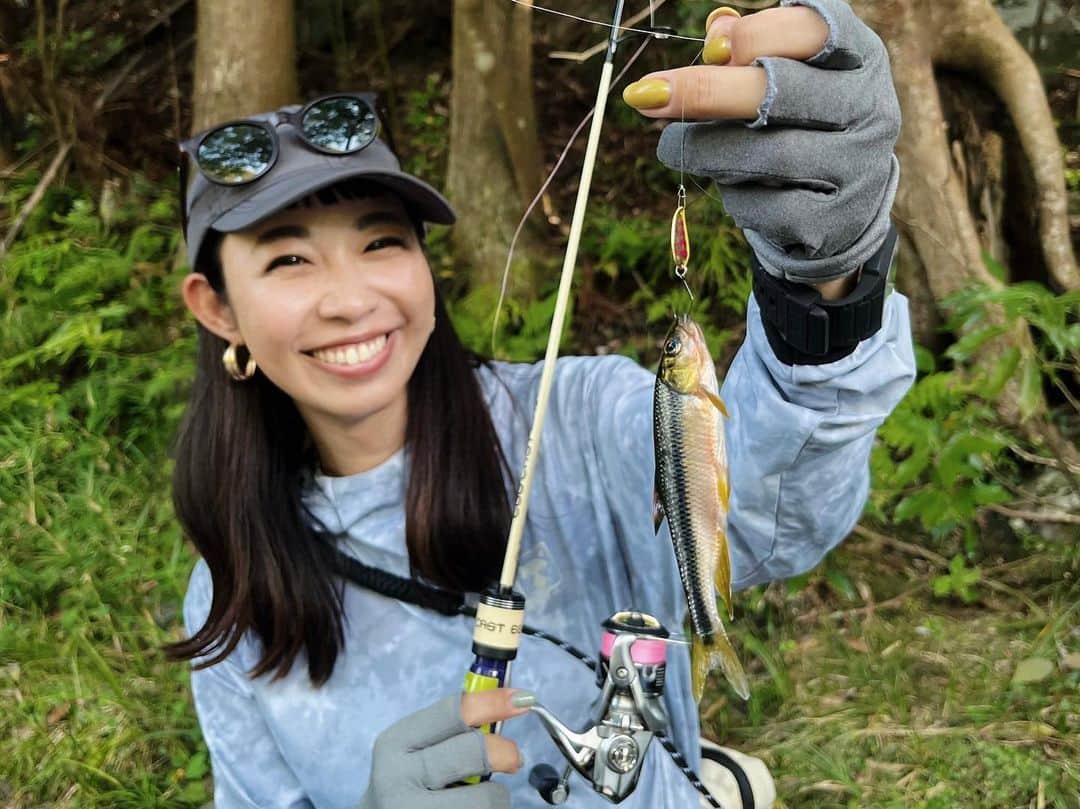 石川文菜のインスタグラム：「まだこの時(写真)も影クマ🐻なブンタローです。  さて、以前 東京中央美容外科四日市院 @tcb_yokkaichi の松村先生 @tcb_matsumura に施術してもらった"目の下のクマ取り・たるみ取り"の一週間経過レポをしますね📩(真面目に書いたよ！！)  約一週間が経ってまだ薄っすらと目の周りに違和感を感じますが、生活に支障ない程度まで来ています✌🏻  私の場合、松村先生からの施術前カウンセリングで"影クマ"と"色素沈着のクマ"がある事を教えてもらっていたので、兎に角メイクでどうしようも出来ない影クマを対処してもらいましたが…それだけでも全然違う！  写真二枚目が上から、施術直前→施術直後→ 術後4日の写真です📷 施術4日後の写真は色素沈着のクマを普段のメイクでカバーしているだけ。 夜の喫茶店で撮ったから画質がフィルターかけてるように見えるけど、インカメ無フィルター🈚！  メイクだけでこんなにカバー出来るんだから、影クマの影響がどれだけ凄かったのかよく分かった(笑)  ただ、術後は長時間の画面直視や運動、読書など目を使ったり血流が良くなる事は避けないとダメだね🤯  松村先生や看護師さんから事前に言われてたんだけど…仕事で画面直視をずっとしてた上に、職場から駅までの往復が関与したのか 少し血が滲んだ目ヤニが出ました。 (冷やして対処したので、その後は影響なし✌🏻)  術後による下瞼の腫れはすこーしあるけど、クマ除去に関しては大満足&自信がついた🥺✨  何より嬉しかったのは、前回のレポ投稿後に"私も東京中央美容外科でクマ取りしたんです！"ってLINEが来たり、興味を持ってくれた人たちから連絡がきたこと😭🤍(しかも予想外な人達から来てビックリした🤣)  また一週間後にレポしてみますね！  #東京中央美容外科 #三重県 #クマ取り #クマ治療 #目の下のクマ取り」