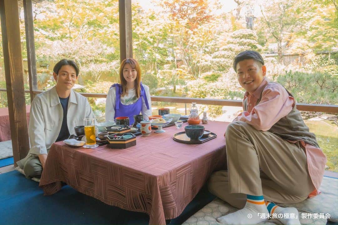 週末旅の極意〜夫婦ってそんな簡単じゃないもの〜のインスタグラム：「5話off📸  運命的に(？)再会をした、たかちゃんと一緒に✨  #週末旅の極意 #観月ありさ #吉沢悠 #駿河太郎」