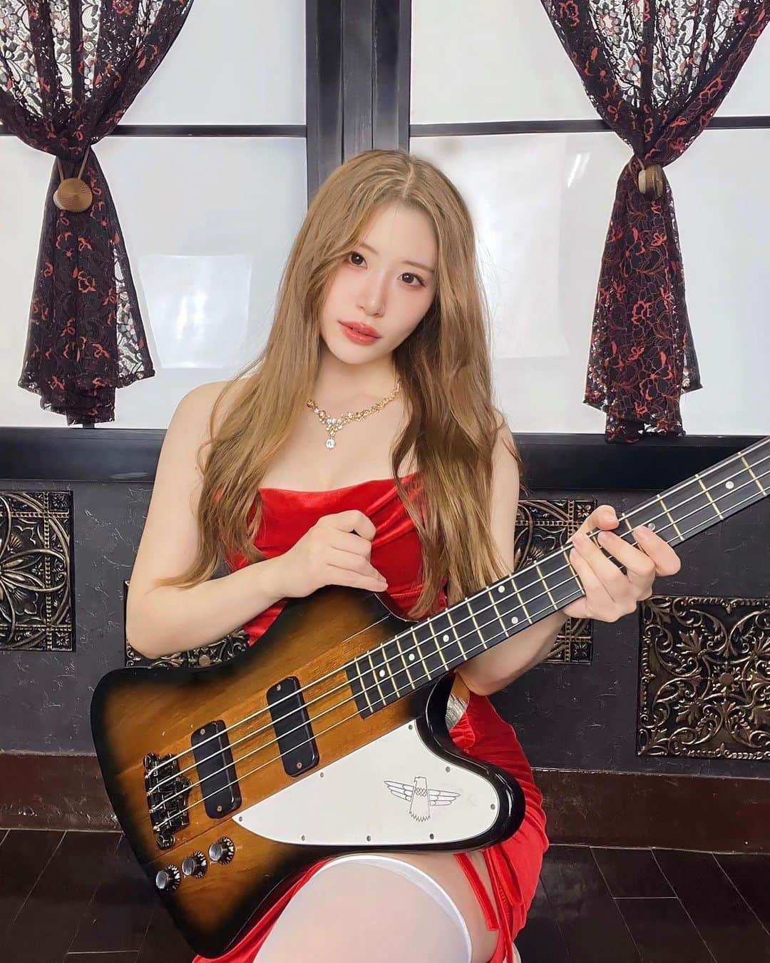 AKARIのインスタグラム：「公開1日で沢山再生してくれてありがと〜❤️‍🔥 イイねもたくさん！ コメントも全部見てるよ🫶  別衣装バージョンも公開💃 ロングの真っ赤なドレス、はじめて着た。 いや、ドレス自体はじめてか... どう〜？  YouTube演奏動画 ▶️https://youtu.be/NpJ3DoEShFw」