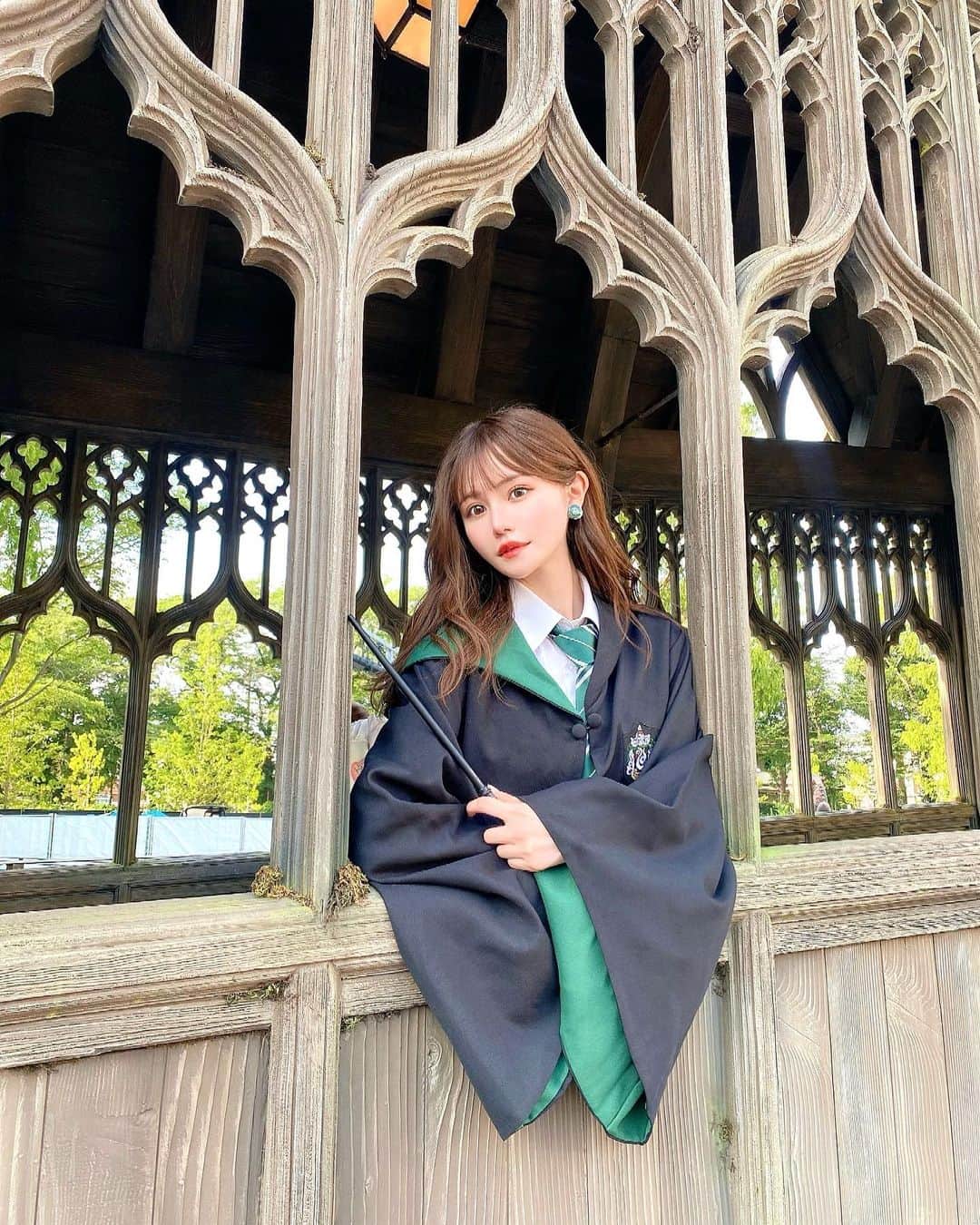のインスタグラム：「アズカバンの囚人でルーピン先生とハリーが話してた廊下✨ ⁡ ⁡ 今までずっと両親のことを悪く言われて育ってきたハリーが、両親と仲が良かったルーピン先生から話しを聞けて照れながらも喜ぶ所 ⁡ 「ジェームズはそうだね…」って先生が言った瞬間 〝また父のことを悪く言われるのか〟ってハリーの顔が 暗くなるけど、親しみを込めての話しで笑顔になる所 ⁡ 本当に大好き！❤︎ ⁡ ⁡ ⁡ ハリーポッターは1人1人の仕草や表情がもう尊過ぎて、いつもDVD見る時巻き戻して何度も同じシーン見ちゃう🥺 ⁡ 誰かハリーポッターについて熱く語りましょう ⁡ ⁡ ⁡ ⁡ #ハリポタツアー #スタジオツアー東京 #スリザリン」