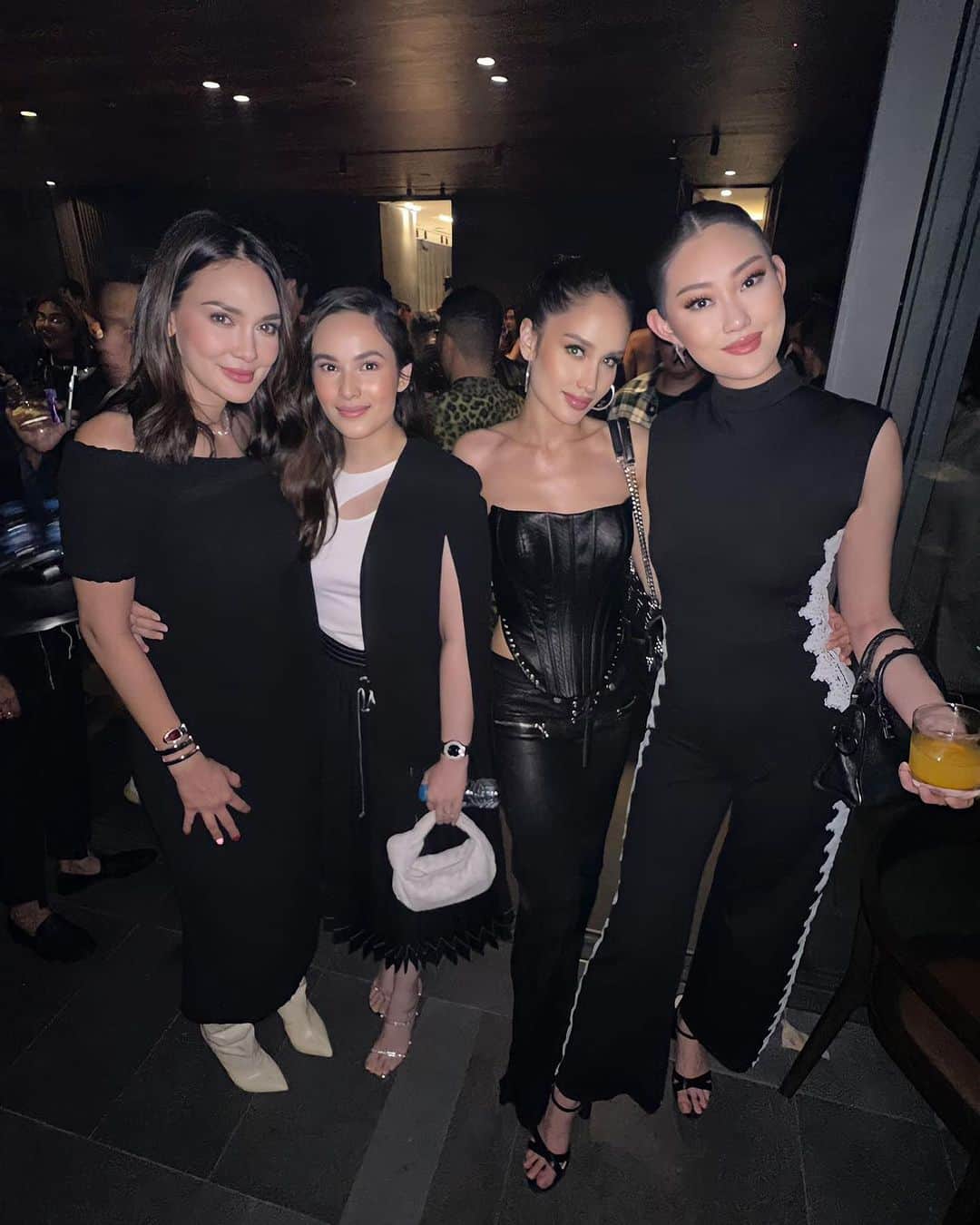 ルナ・マヤのインスタグラム：「Late post 🖤」